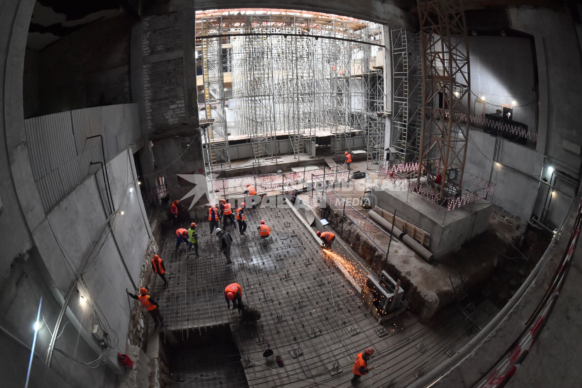 Москва.  Рабочие во время реставрации Центра театра и кино на Поварской улице.