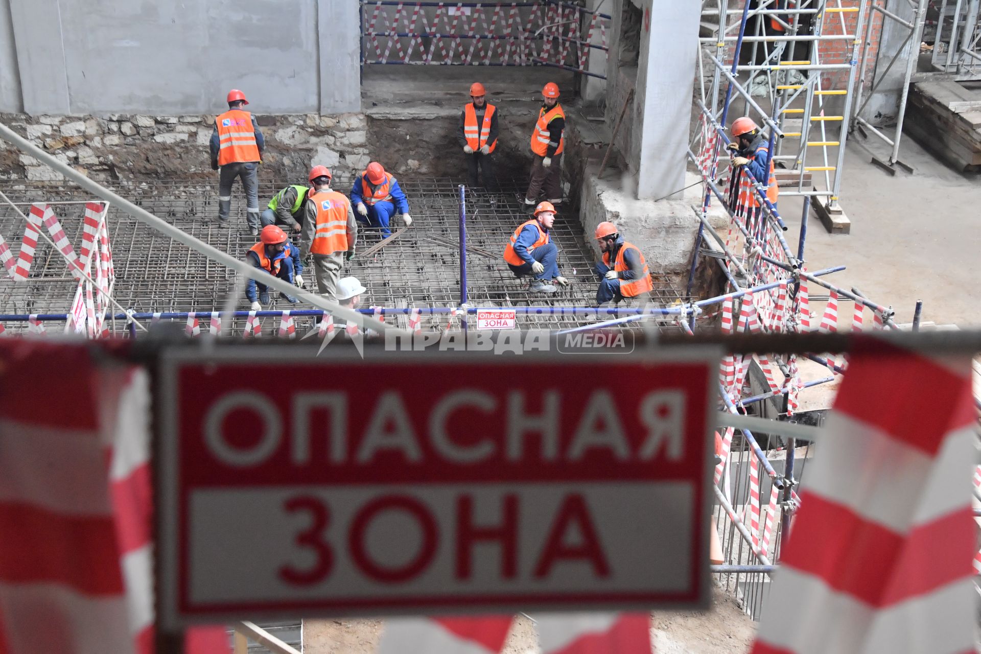 Москва.  Рабочие во время реставрации Центра театра и кино на Поварской улице.