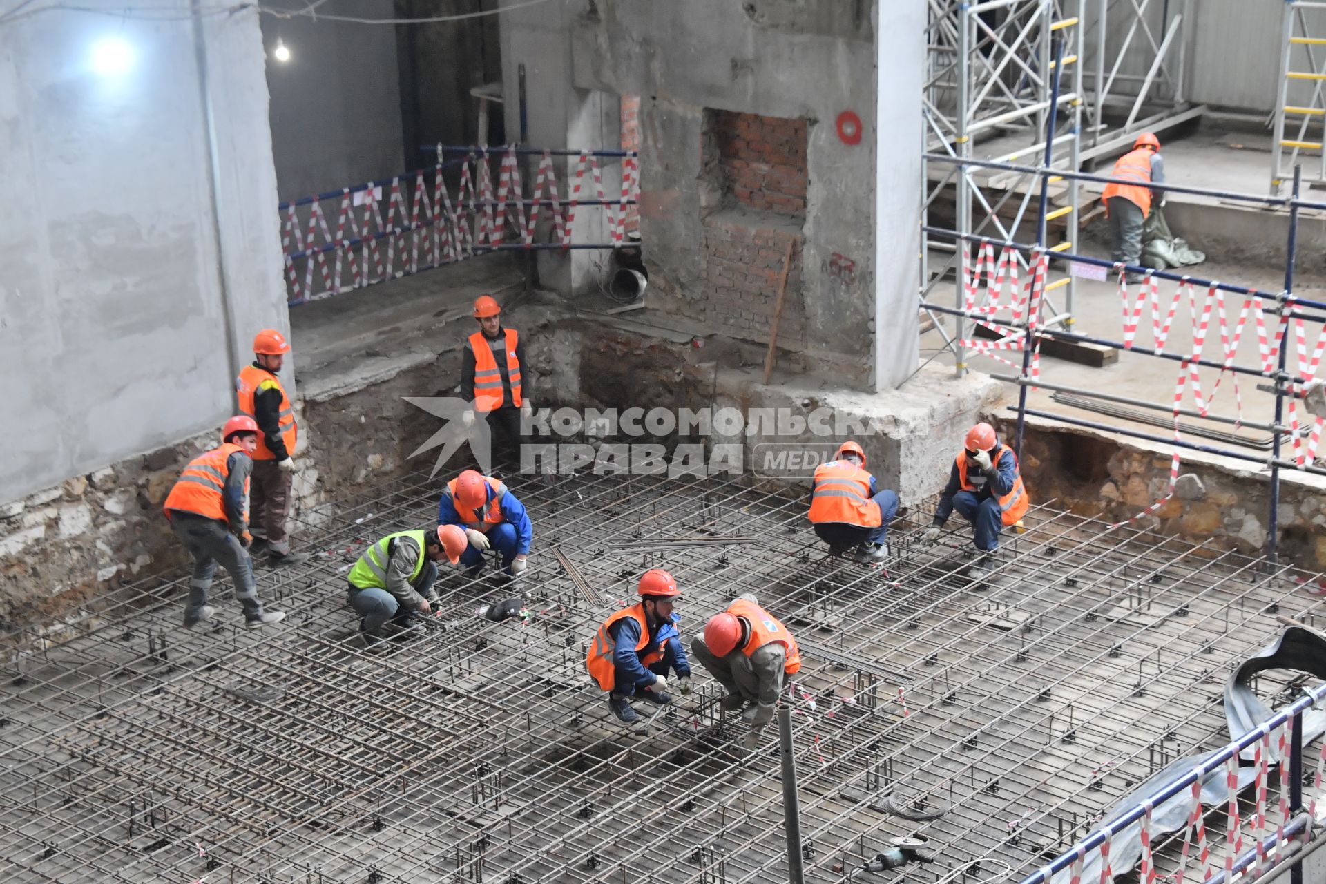 Москва.  Рабочие во время реставрации Центра театра и кино на Поварской улице.