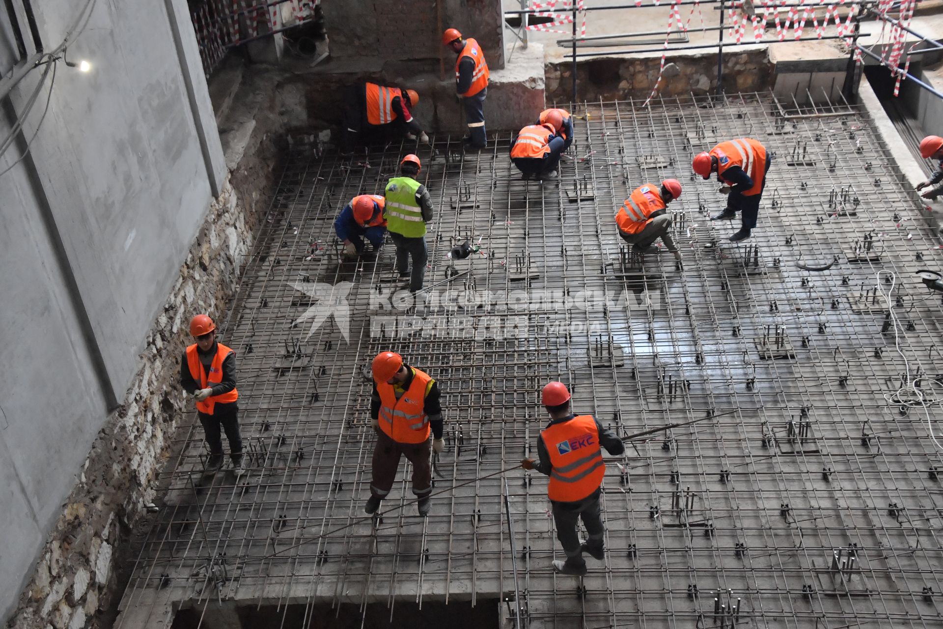 Москва.  Рабочие во время реставрации Центра театра и кино на Поварской улице.