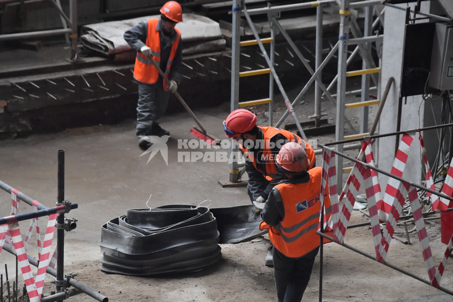 Москва.  Рабочие во время реставрации Центра театра и кино на Поварской улице.