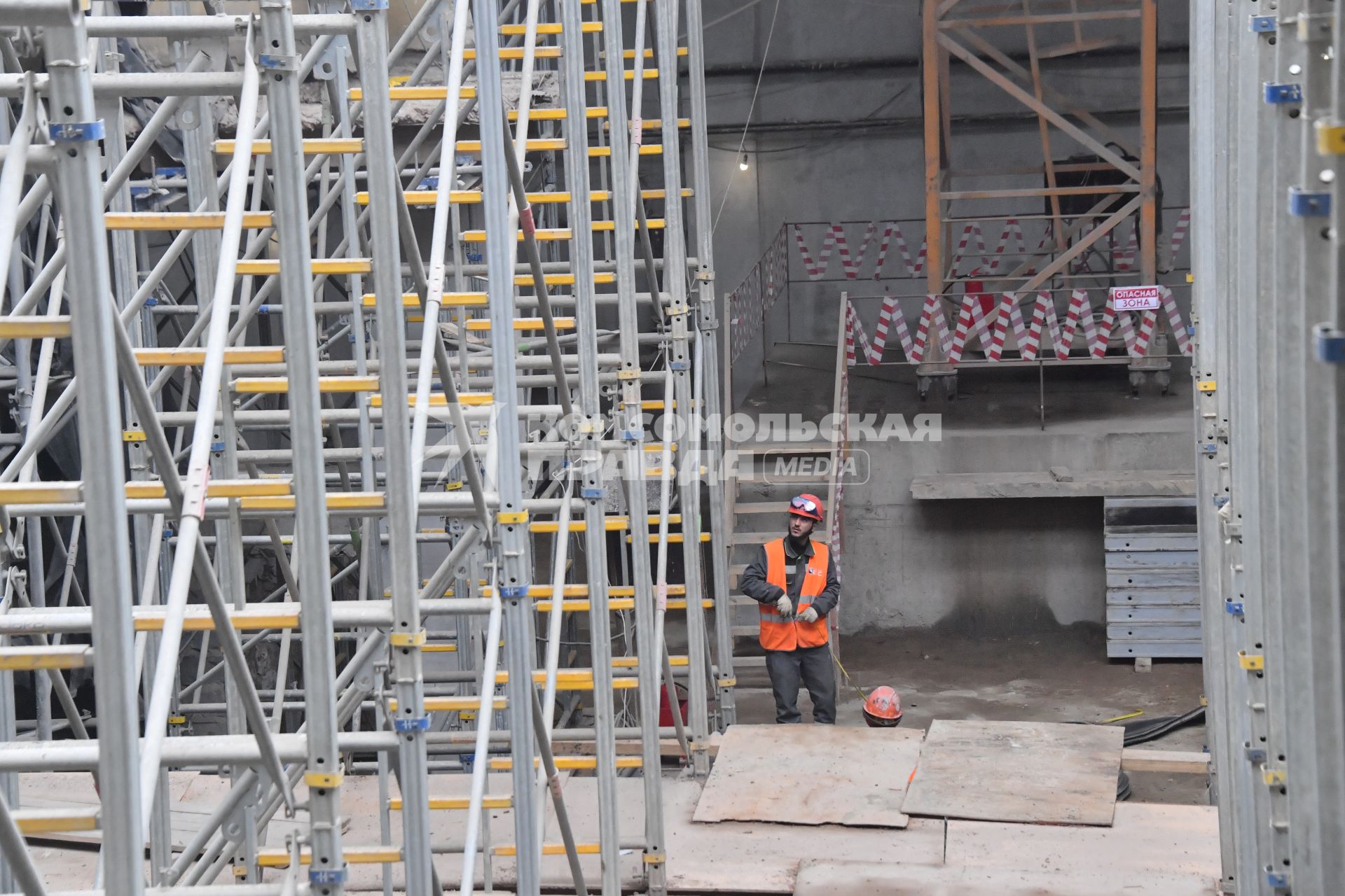 Москва.  Рабочие во время реставрации Центра театра и кино на Поварской улице.