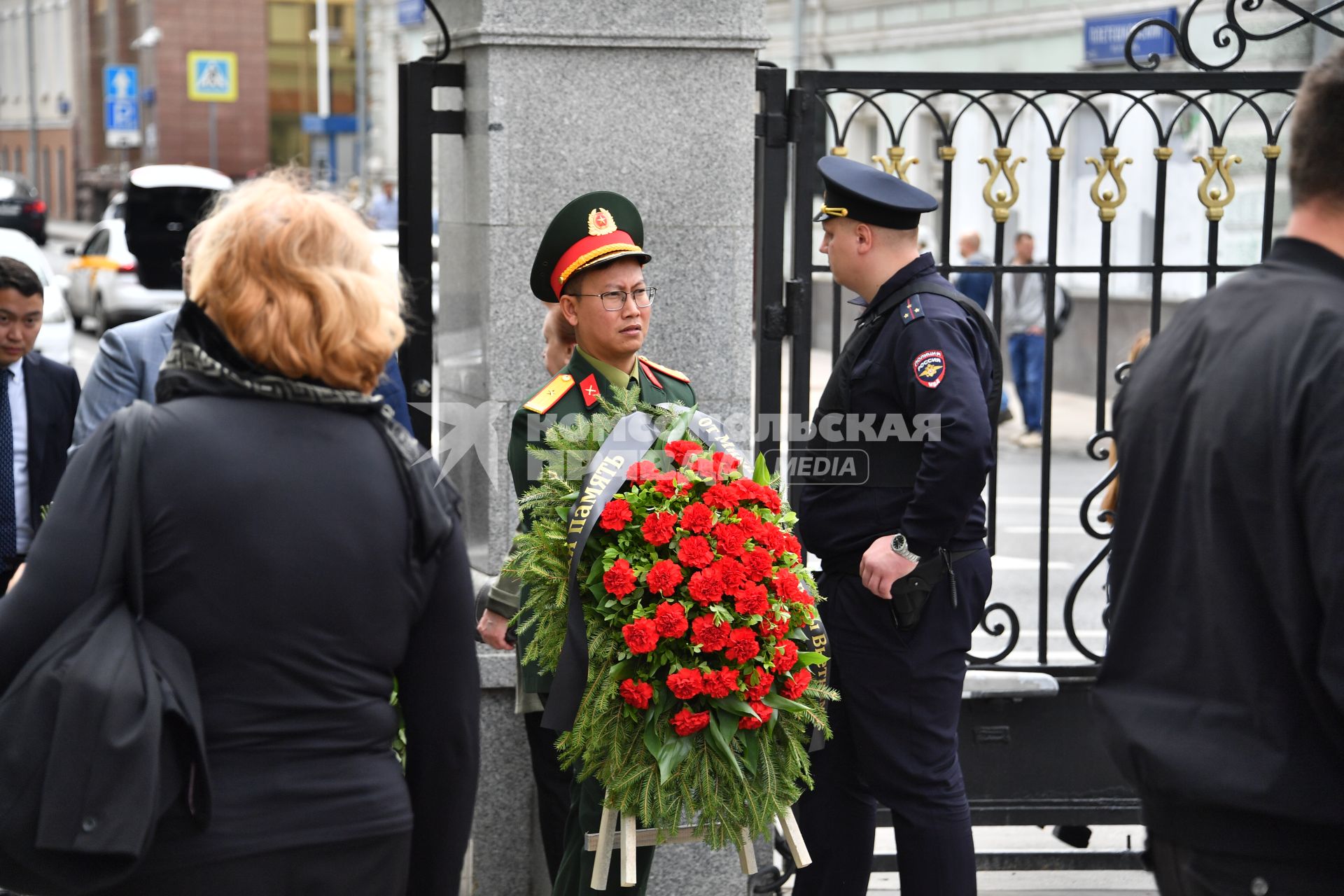 Москва. Члены делегации Министерства оборны Вьетнама у Богоявленского кафедрального собора в Елохове, где проходит панихида по заместителю министра науки и высшего образования РФ Петру Кучеренко.