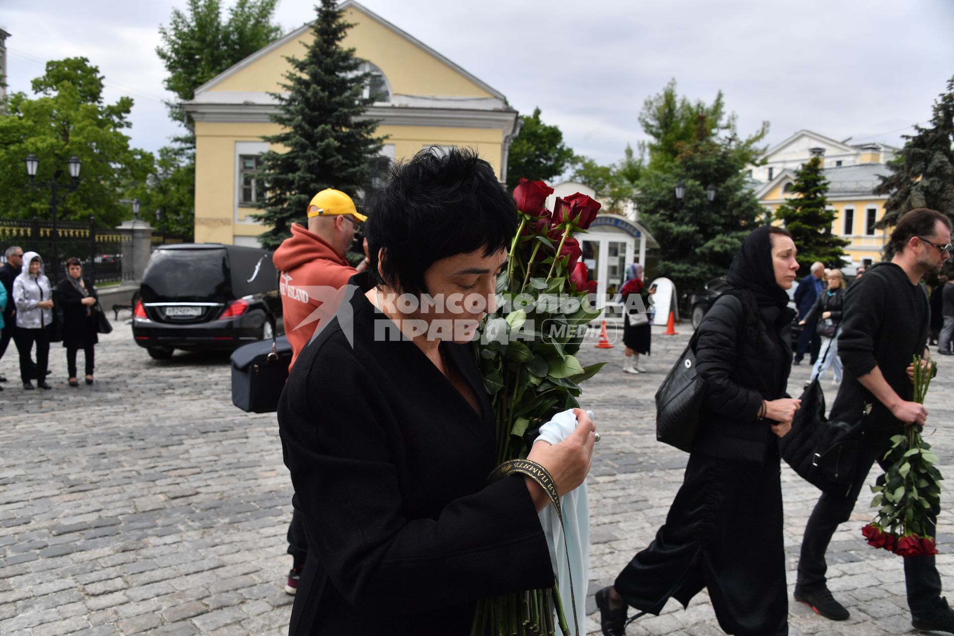 Москва. Певица Лолита Милявская у Богоявленского кафедрального собора в Елохове, где проходит панихида по заместителю министра науки и высшего образования РФ Петру Кучеренко.