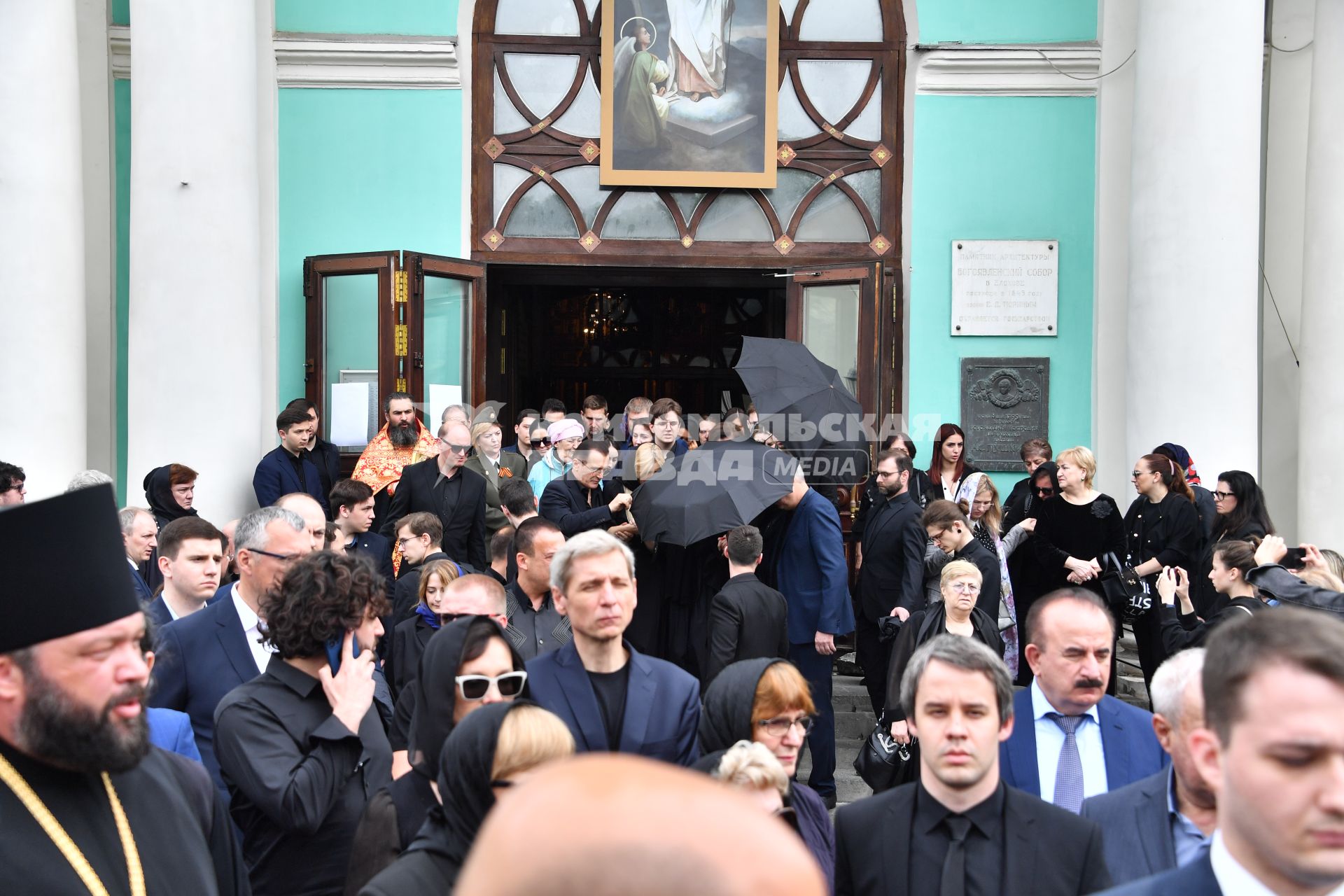 Москва. Люди у Богоявленского кафедрального собора в Елохове, где проходит панихида по заместителю министра науки и высшего образования РФ Петру Кучеренко.