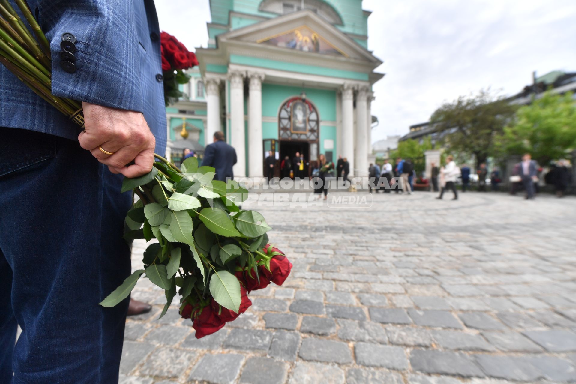 Москва. Траурные венки у Богоявленского кафедрального собора в Елохове, где проходит панихида по заместителю министра науки и высшего образования РФ Петру Кучеренко.