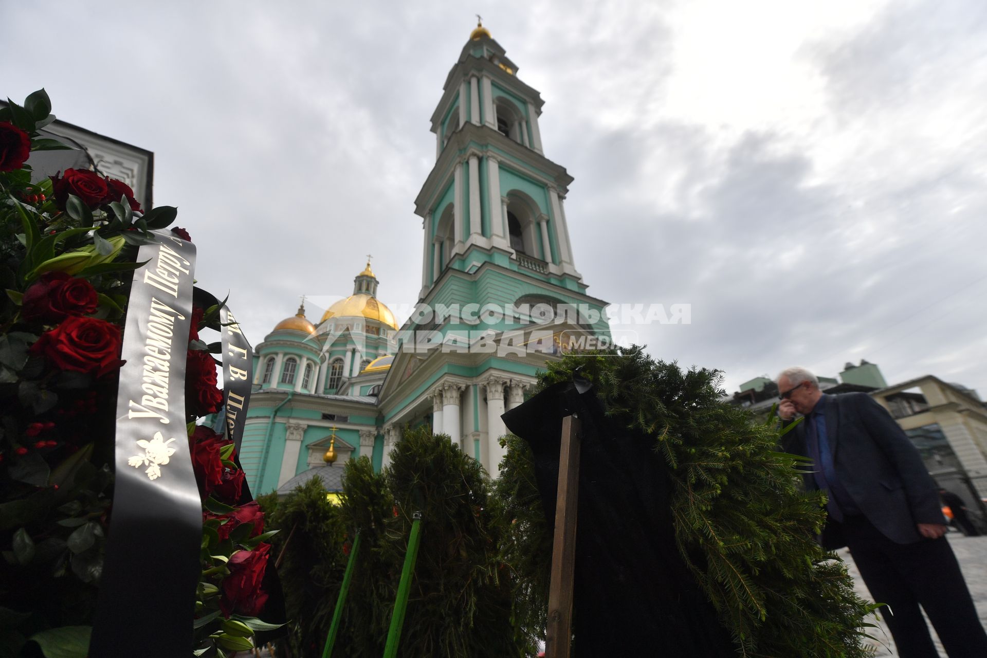 Москва. Траурные венки у Богоявленского кафедрального собора в Елохове, где проходит панихида по заместителю министра науки и высшего образования РФ Петру Кучеренко.