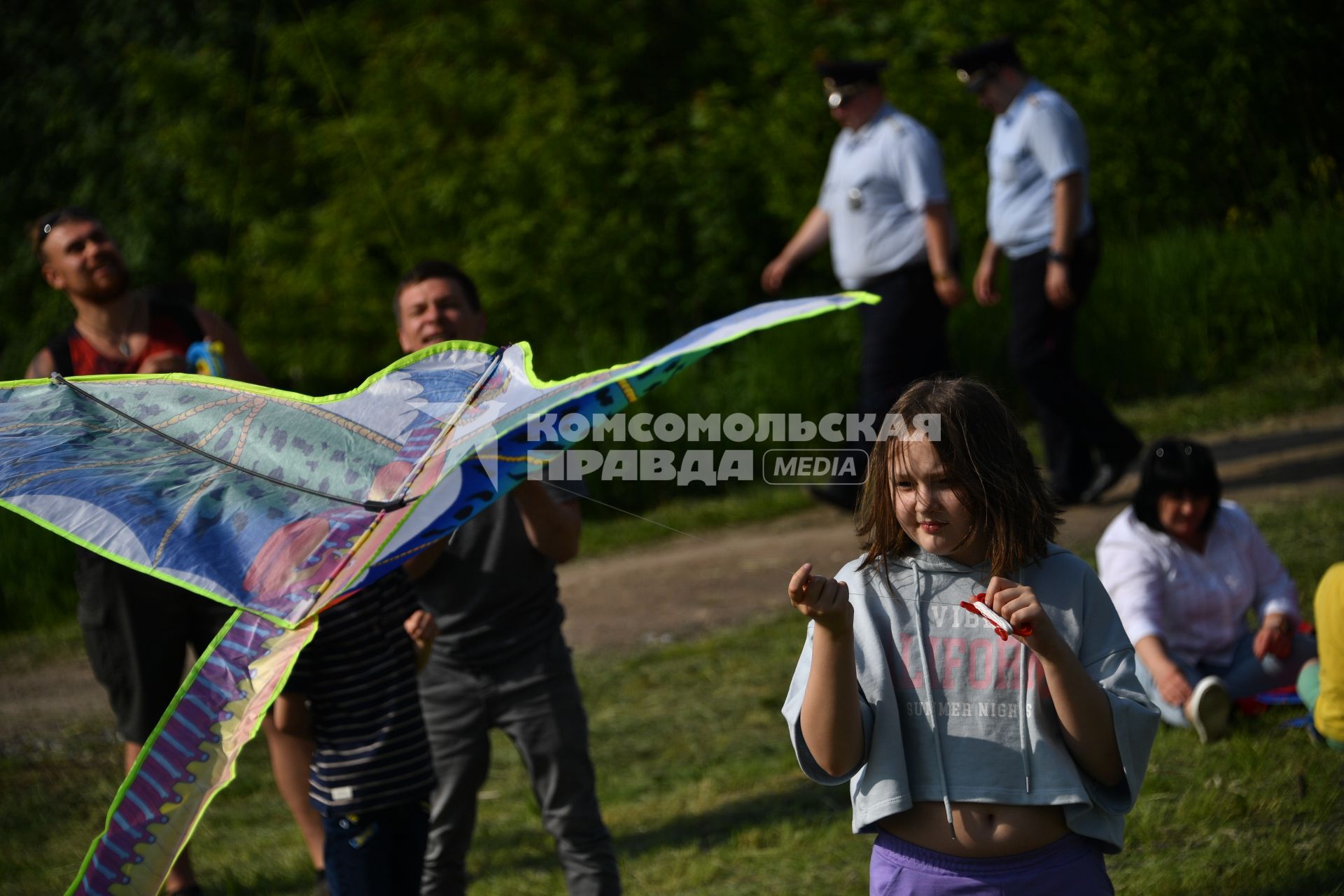 Москва.   Участники фестиваля воздушных змеев `Пестрое небо` в музее-заповеднике `Царицыно`.