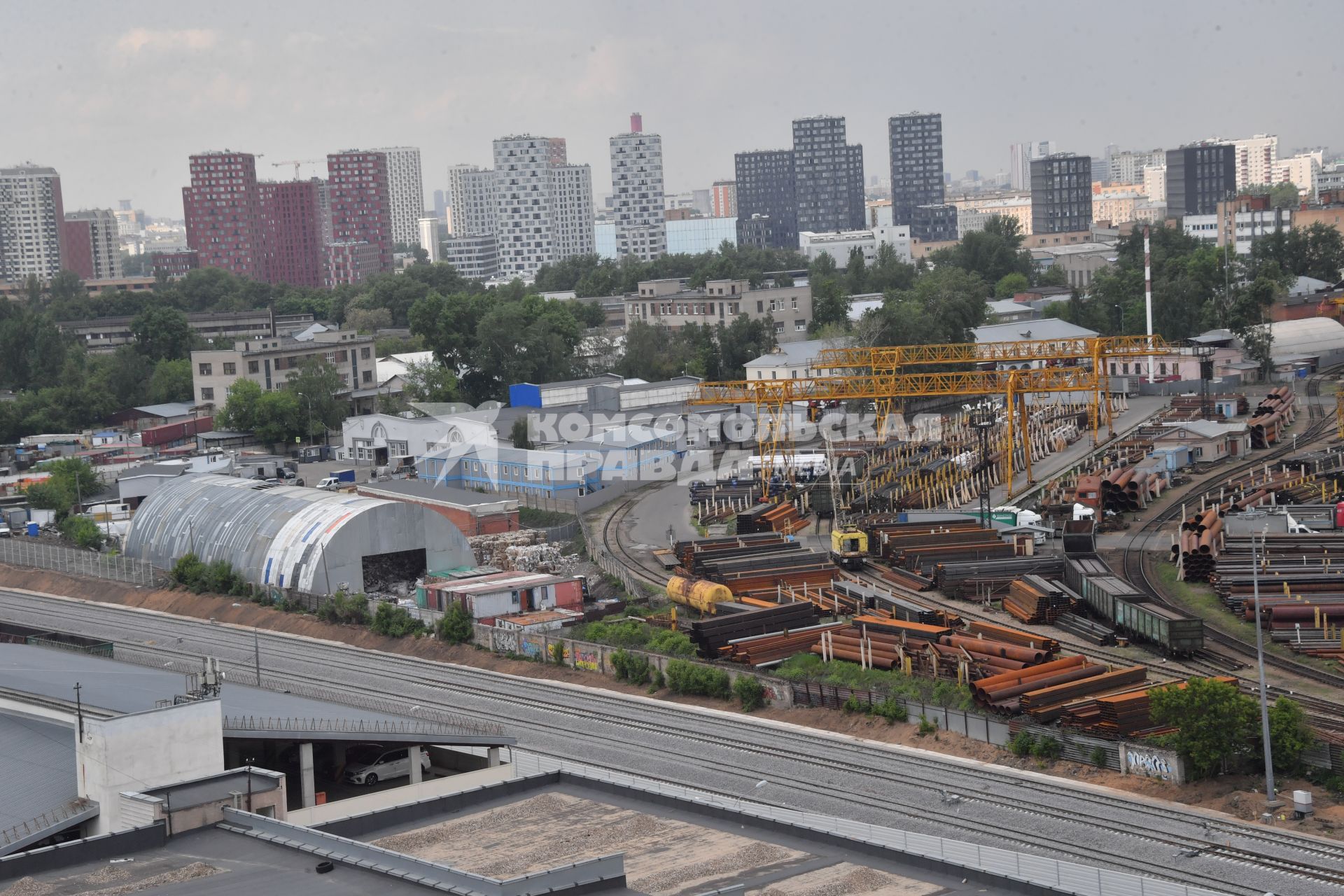 Москва.   Вид сверху на пункт приема металла Ставмет на Окской улице.