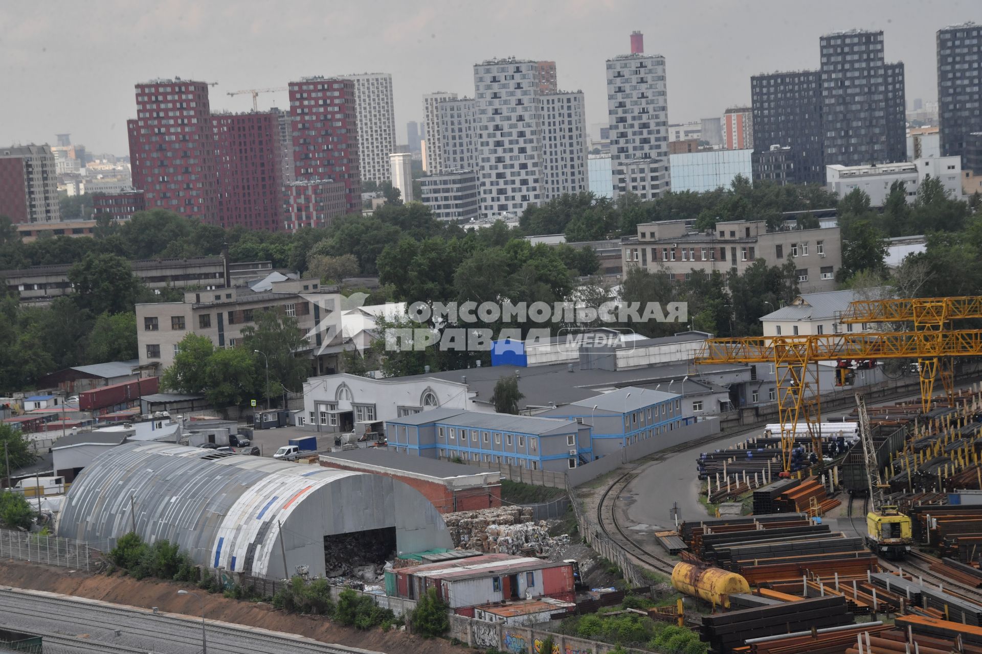 Москва.   Вид сверху на пункт приема металла Ставмет на Окской улице.