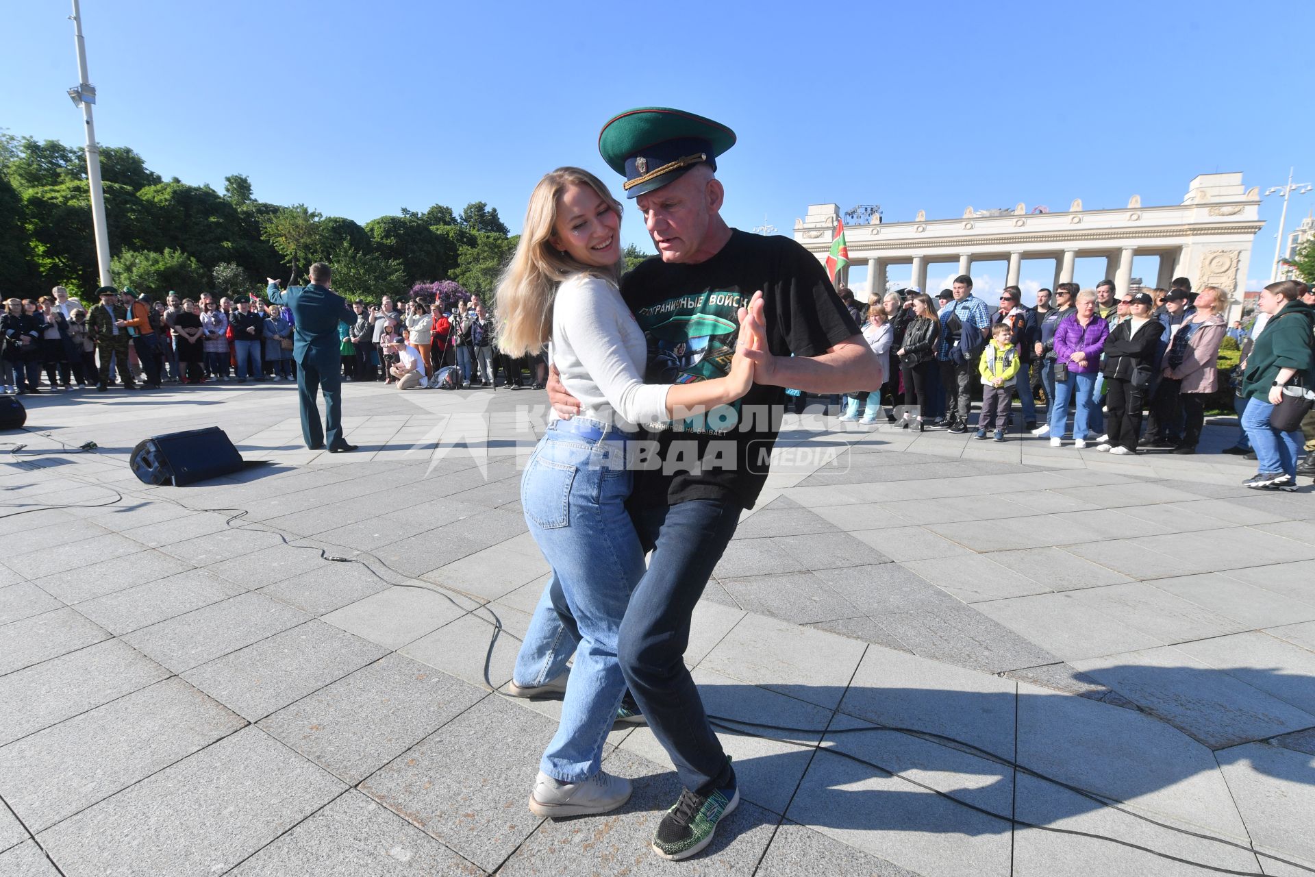 Москва. Люди танцуют во время празднования Дня пограничника в Парке Горького.