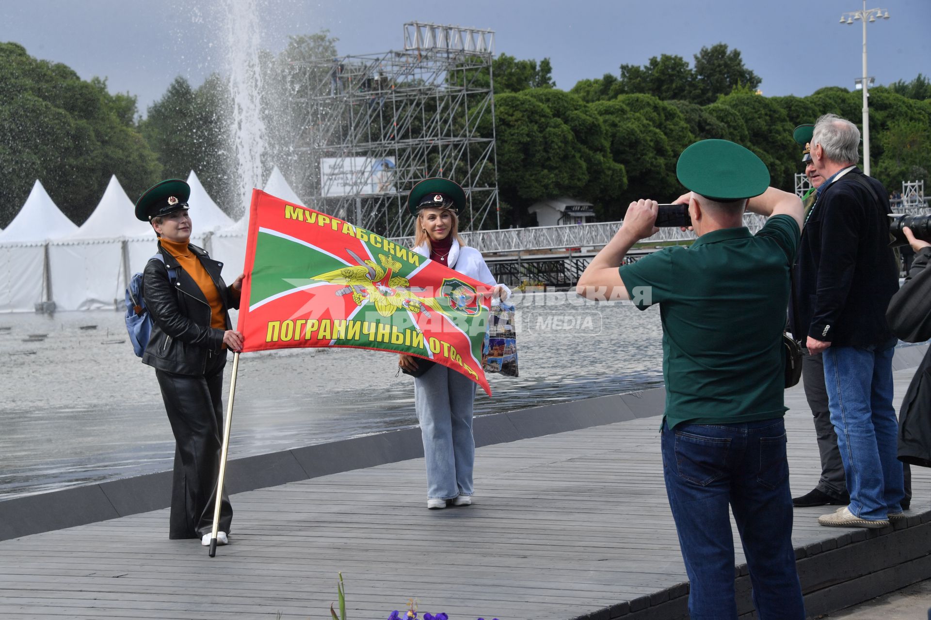 Москва. Пограничники в запасе во время празднования Дня пограничника в Парке Горького.