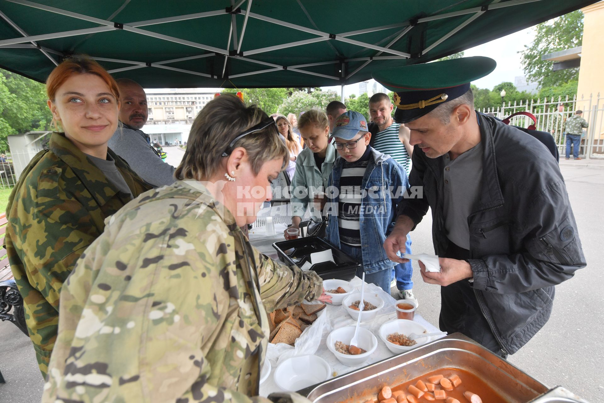 Москва. Полевая кухня во время празднования Дня пограничника в Парке Горького.