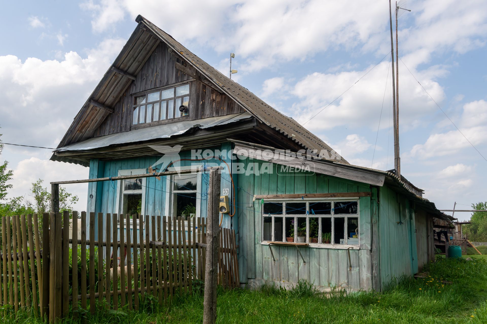 Кировская область. Деревня Безденежные. Вид деревенской улицы.