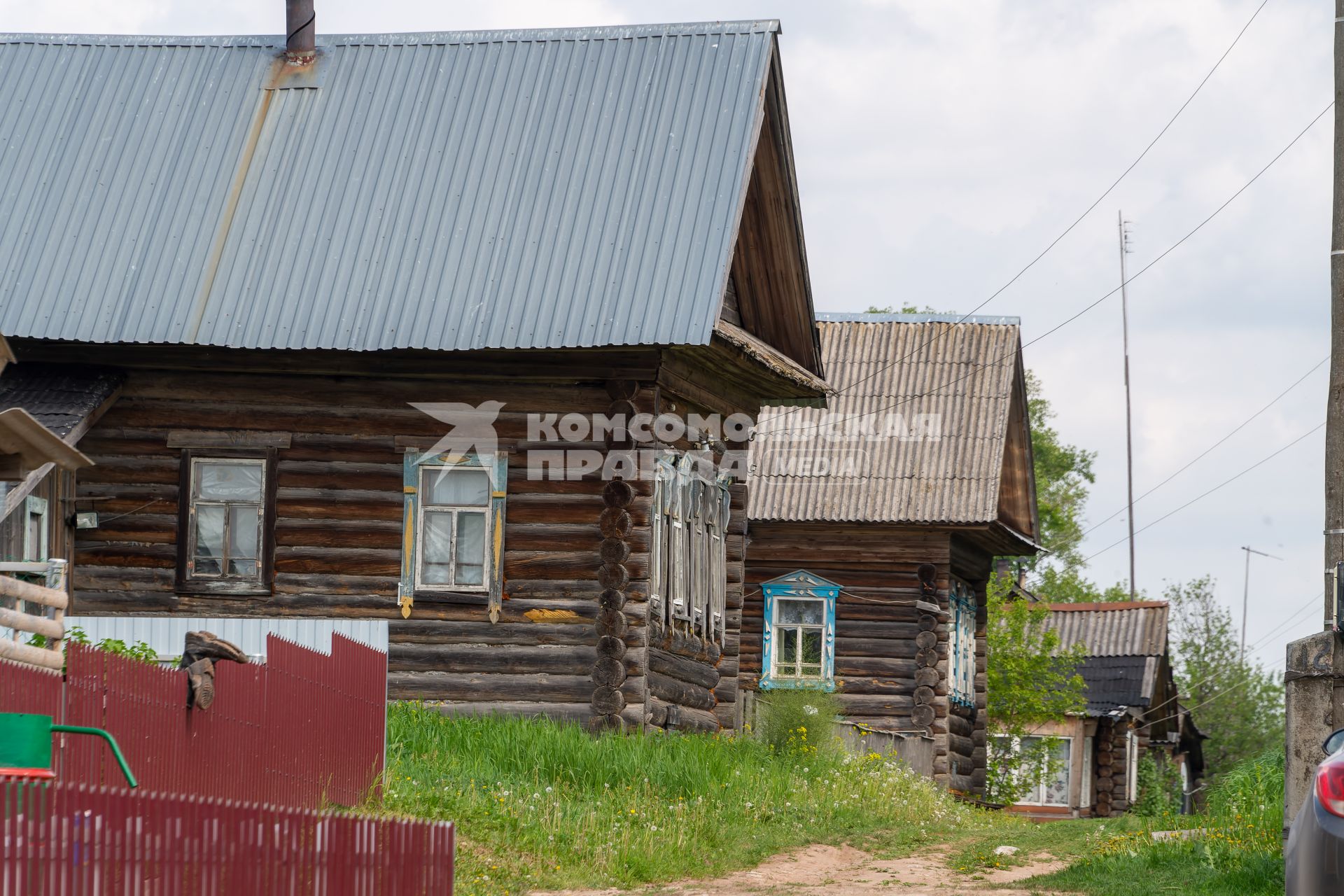 Кировская область. Деревня Безденежные. Вид деревенской улицы.