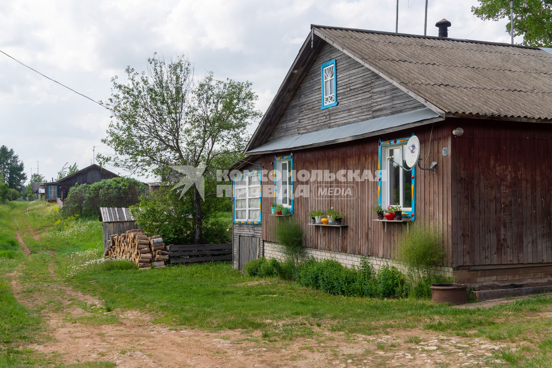 Кировская область. Деревня Безденежные. Вид деревенской улицы.