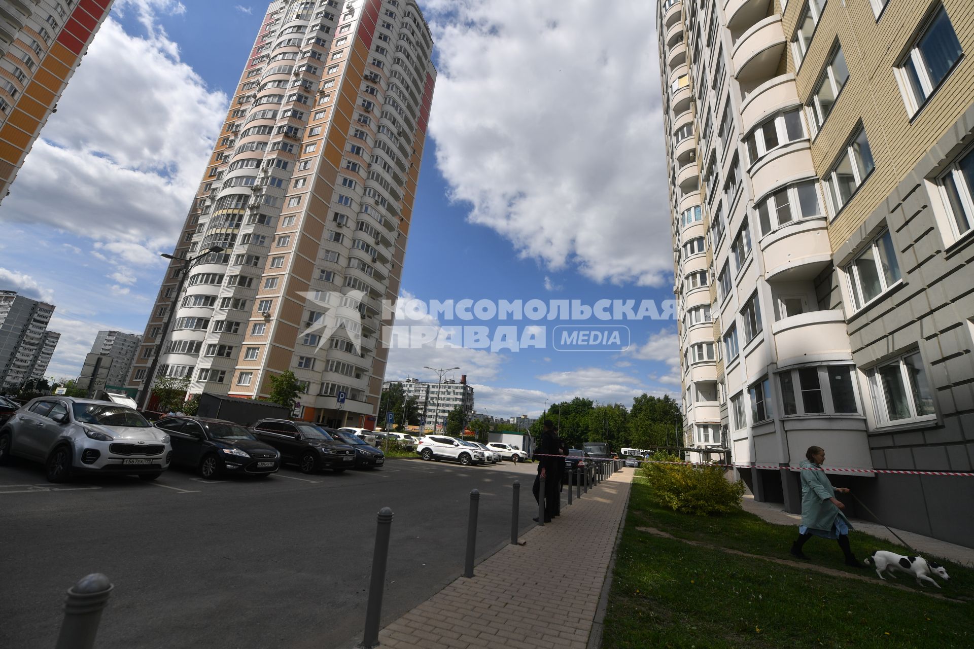 Москва. Московский. Вид на жилой многоэтажный дом #11 на улице Атласова, который получил повреждения после попадания беспилотного летательного аппарата (БПЛА). В результате происшествия повреждено остекление нескольких квартир и фасад дома.