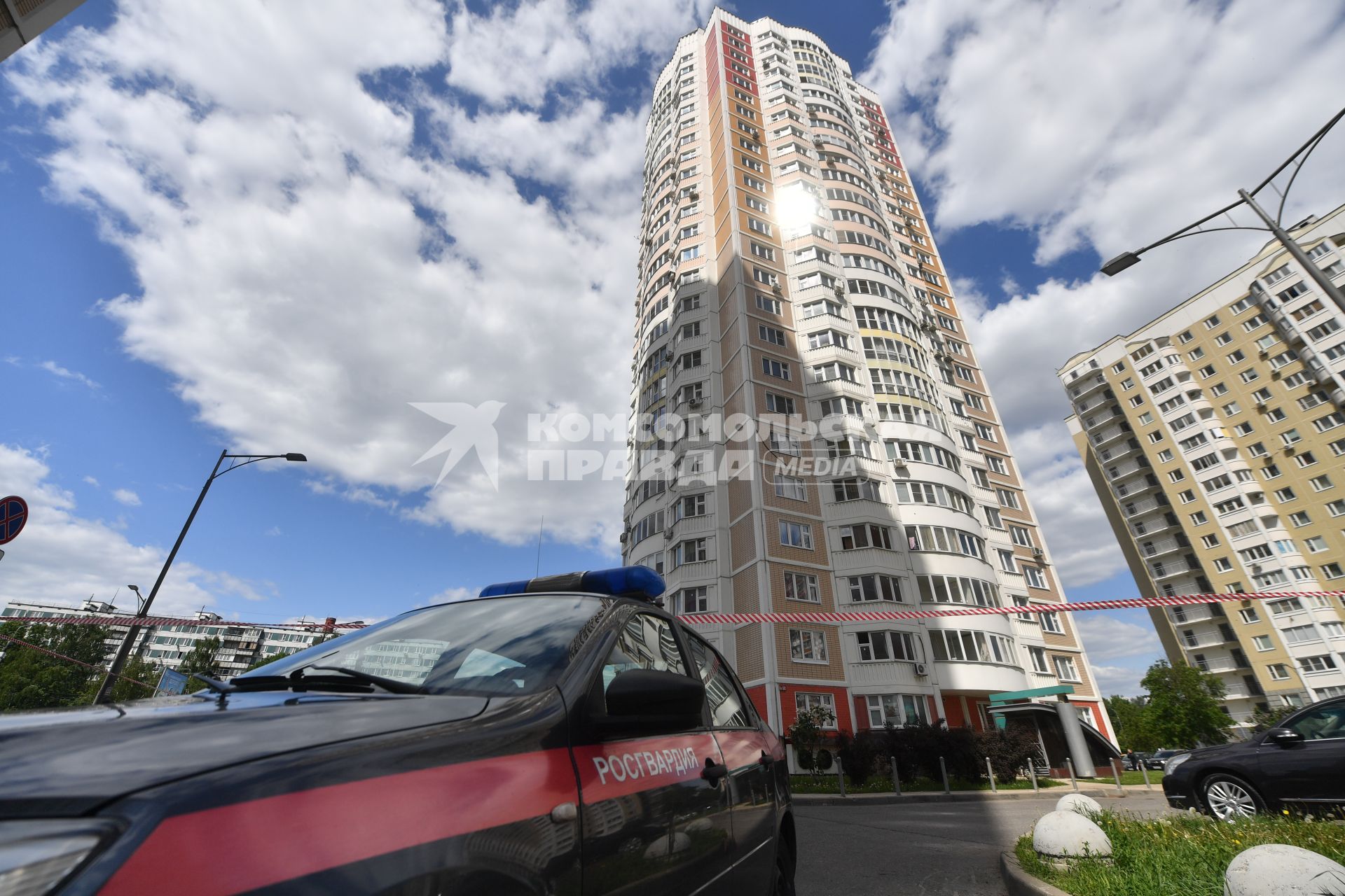 Москва. Московский. Вид на жилой многоэтажный дом #11 на улице Атласова, который получил повреждения после попадания беспилотного летательного аппарата (БПЛА). В результате происшествия повреждено остекление нескольких квартир и фасад дома.