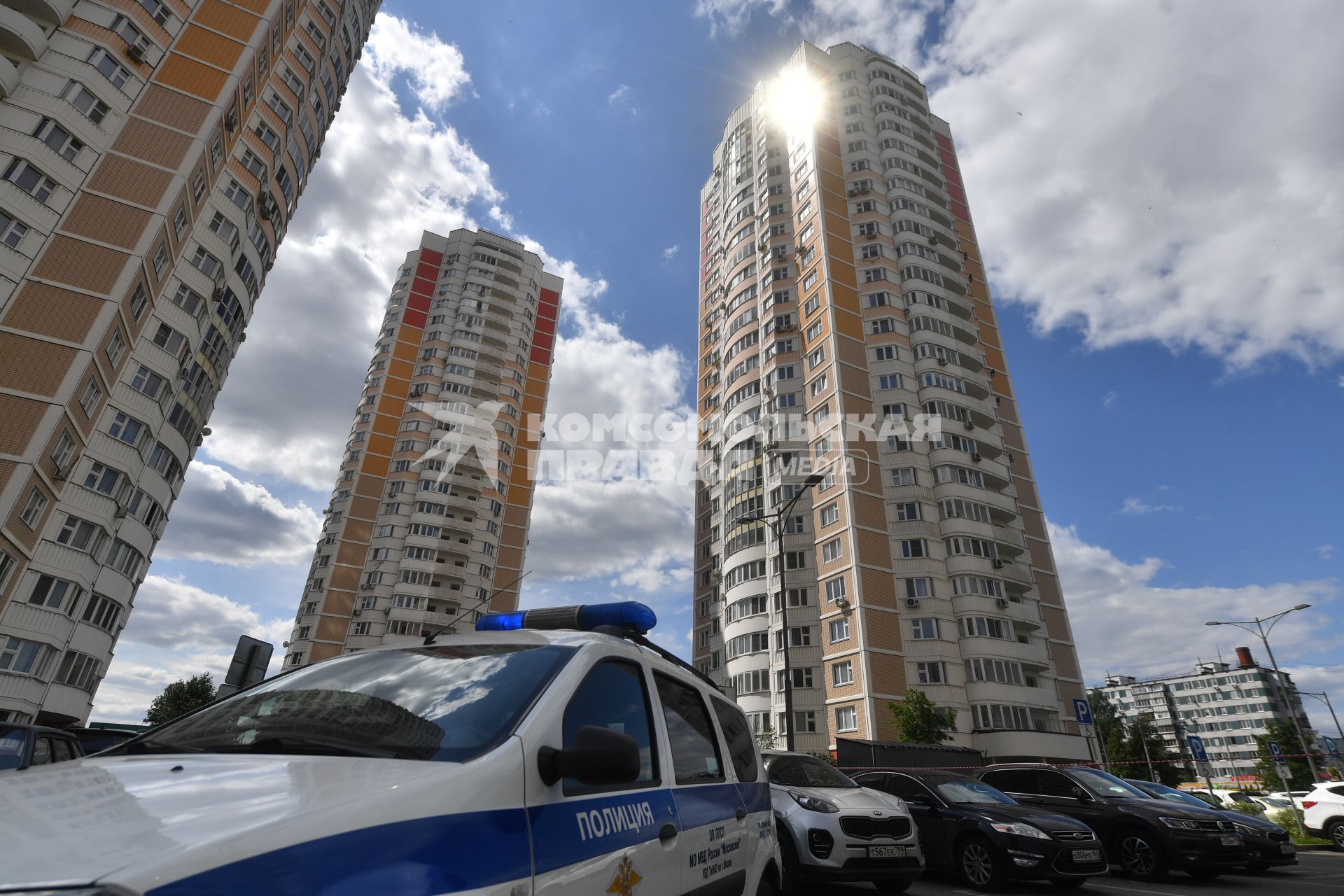 Москва. Московский. Вид на жилой многоэтажный дом #11 на улице Атласова, который получил повреждения после попадания беспилотного летательного аппарата (БПЛА). В результате происшествия повреждено остекление нескольких квартир и фасад дома.