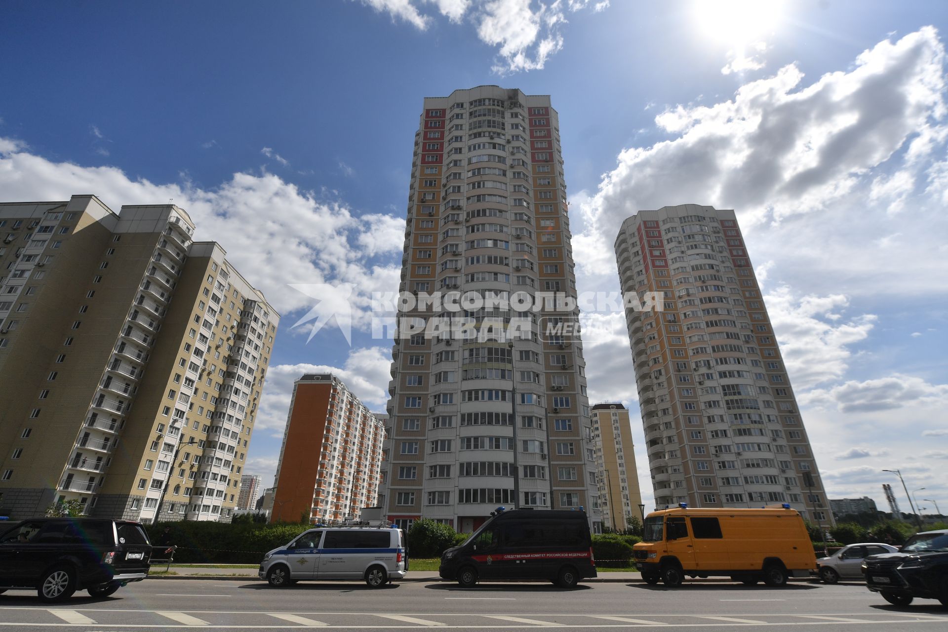 Москва. Московский. Вид на жилой многоэтажный дом #11 на улице Атласова, который получил повреждения после попадания беспилотного летательного аппарата (БПЛА). В результате происшествия повреждено остекление нескольких квартир и фасад дома.