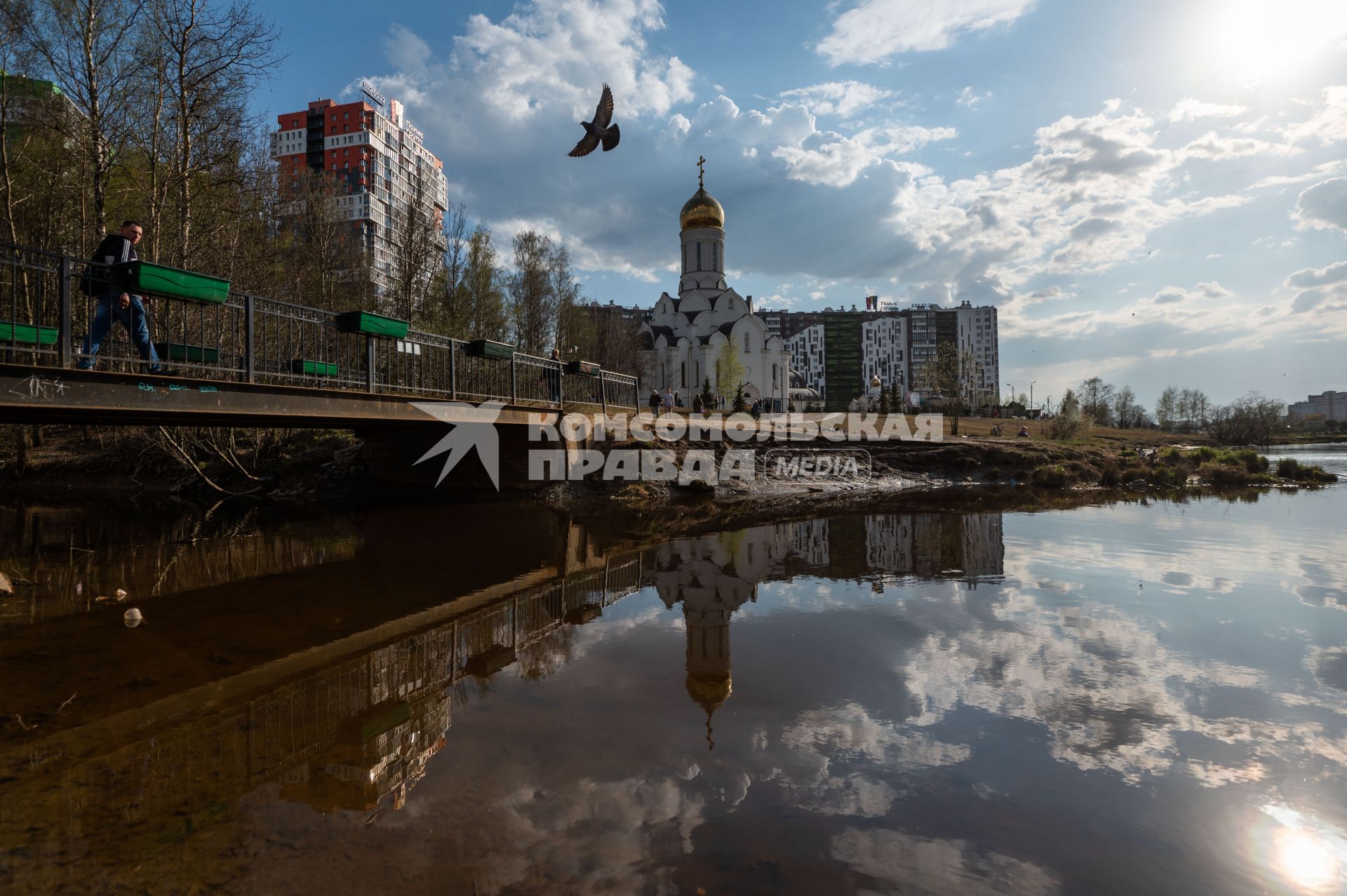 Ленинградская область. Город Кудрово.  Вид  на жилой район и Иоанно-Богословский храм.