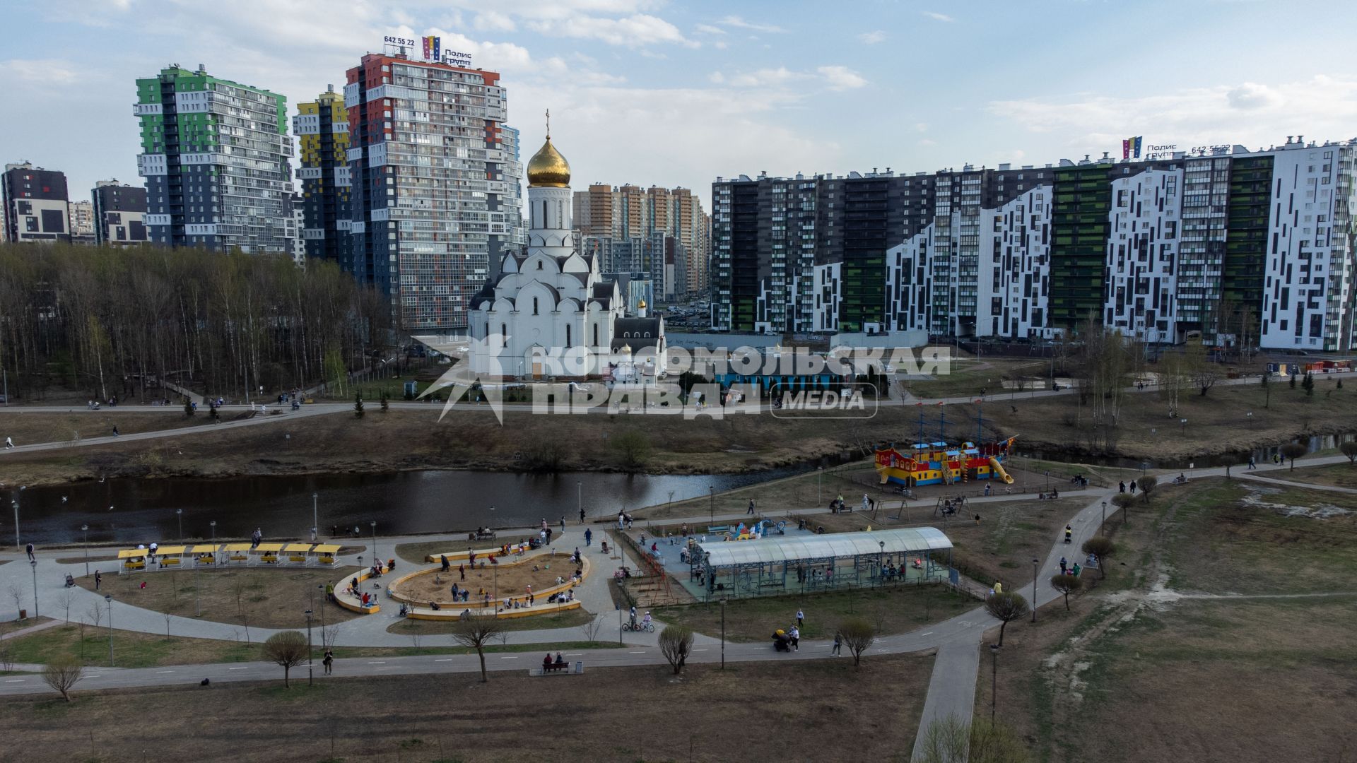 Ленинградская область. Город Кудрово.  Вид  на жилой район и Иоанно-Богословский храм.