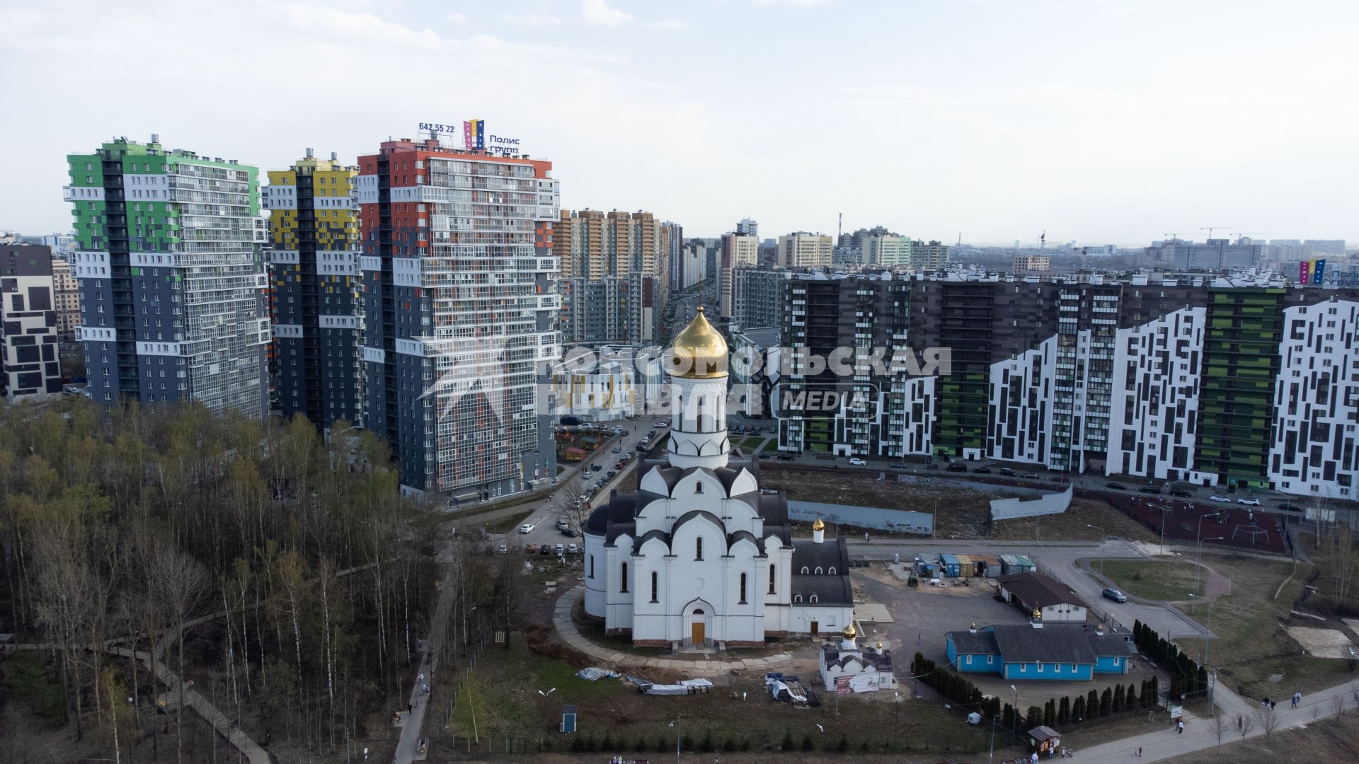 Ленинградская область. Город Кудрово.  Вид  на жилой район и Иоанно-Богословский храм.