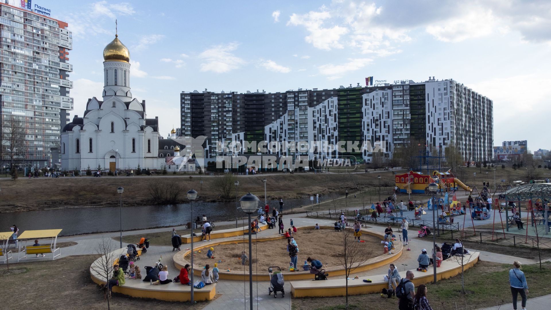 Ленинградская область. Город Кудрово.  Вид  на жилой район и Иоанно-Богословский храм.