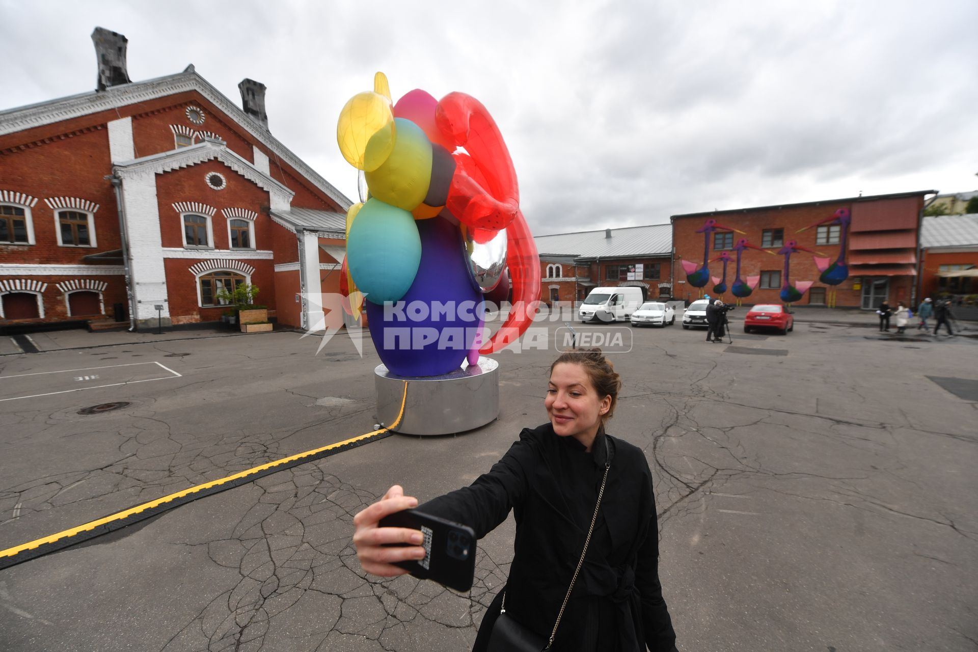 Москва. Девушка делает селфи на фоне работы российской художницы Саши Фроловой `Единство` на IV Биеннале уличного искусства `Артмоссфера` в Центре современного искусства `Винзавод`.