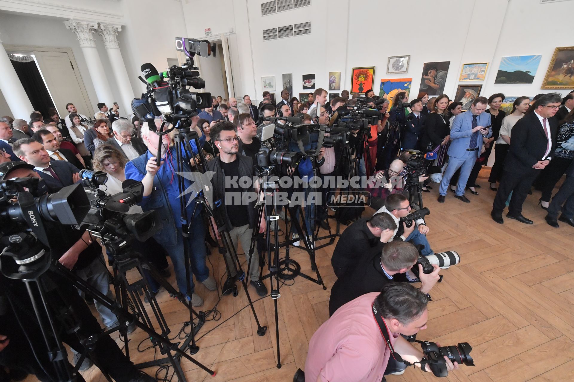 Москва.  В музее современного искусства открылась выставка работ представителей иностранных дипломатических миссий, аккредитованных в столице  `Краски мира`. Прндставители прессы на открытии выставки.