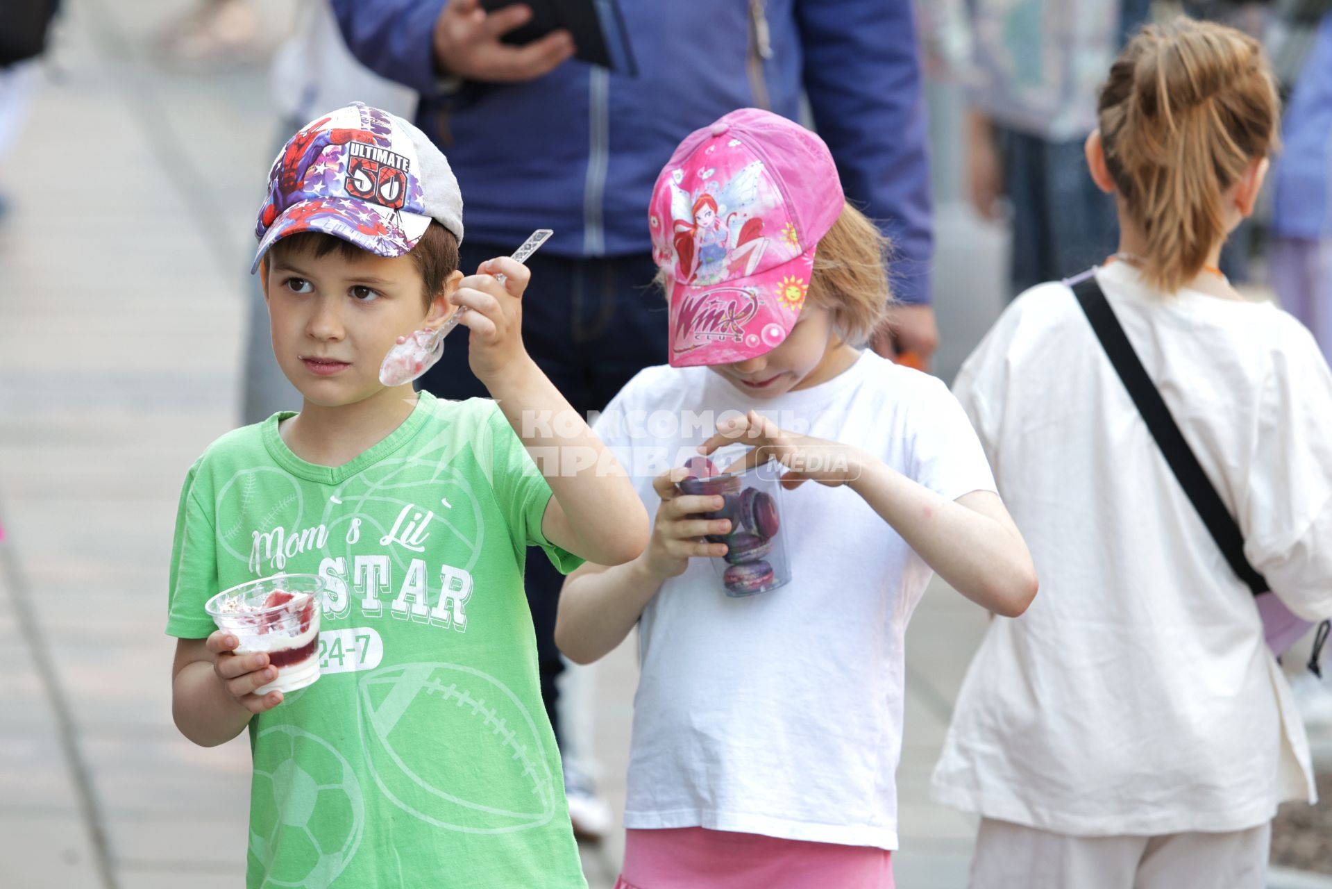 Красноярск. Дети едят мороженое и макароны во время карнавала в честь Дня защиты детей в микрорайоне `Южный берег`.