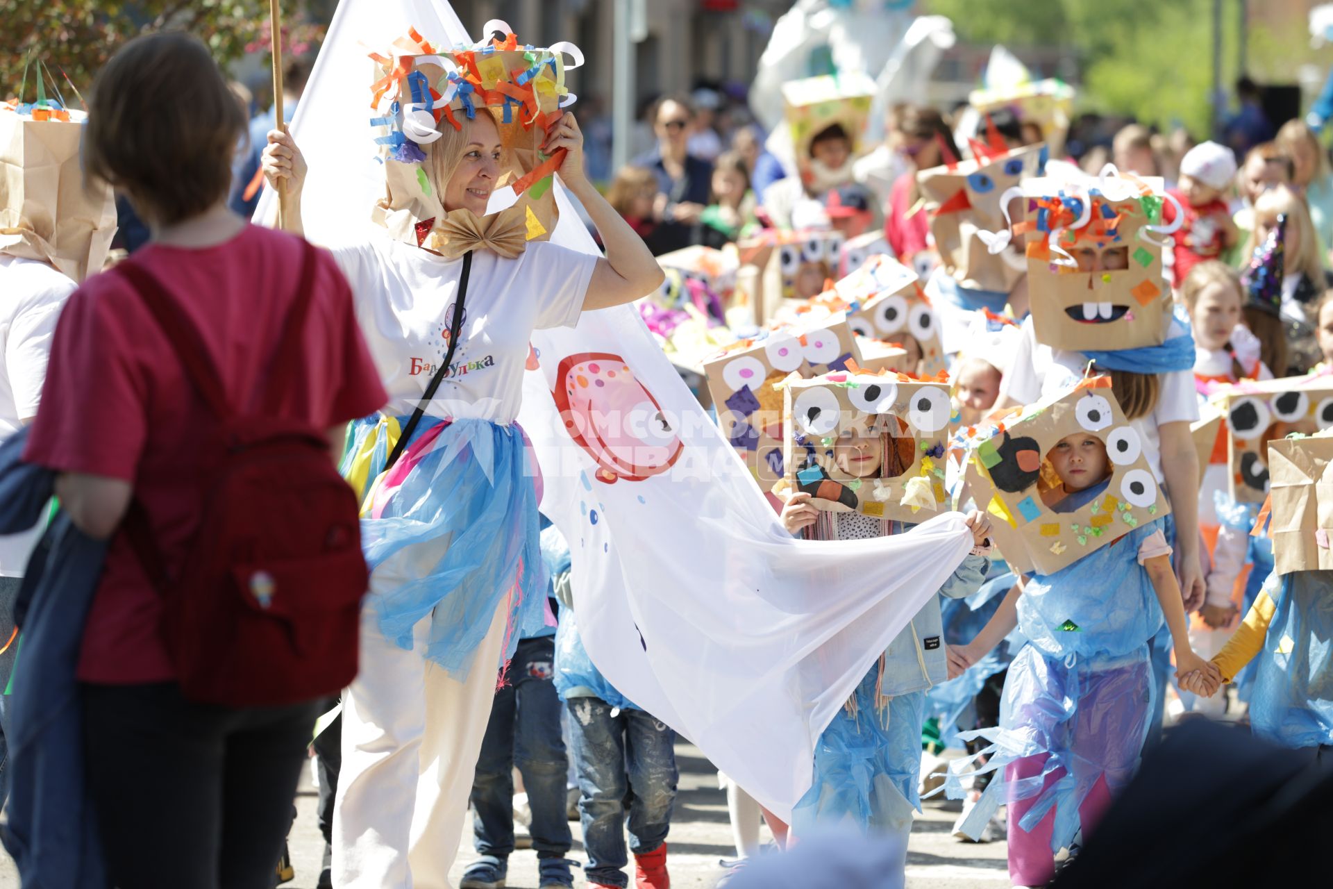 Красноярск. Аниматор развлекает детей во время карнавала в честь Дня защиты детей в микрорайоне `Южный берег`.