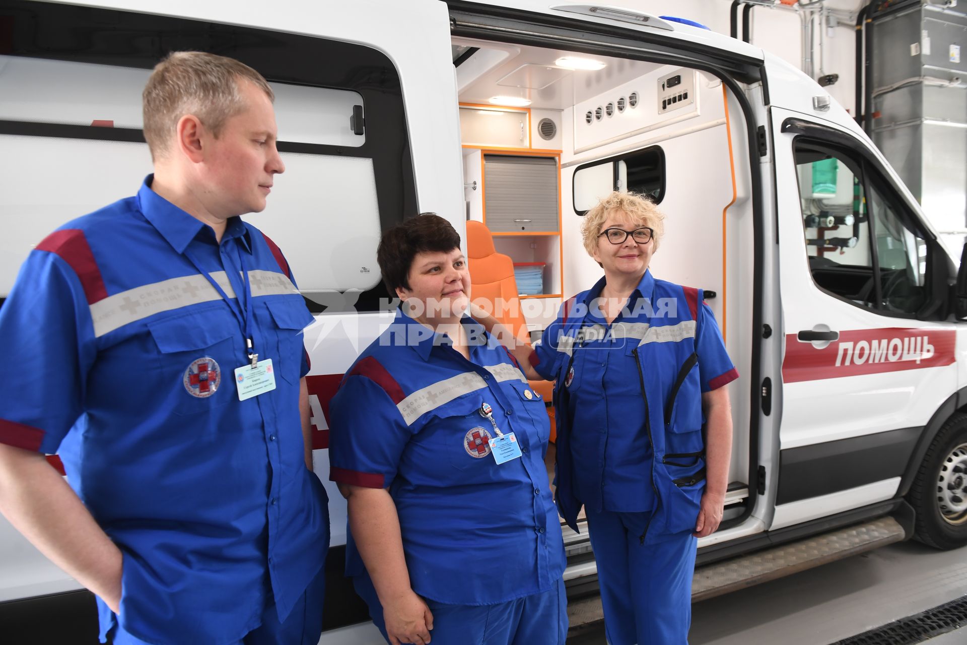 Москва. Медицинские сотрудники у автомобиля скорой помощи на территории многопрофильного клинического центра `Коммунарка` .