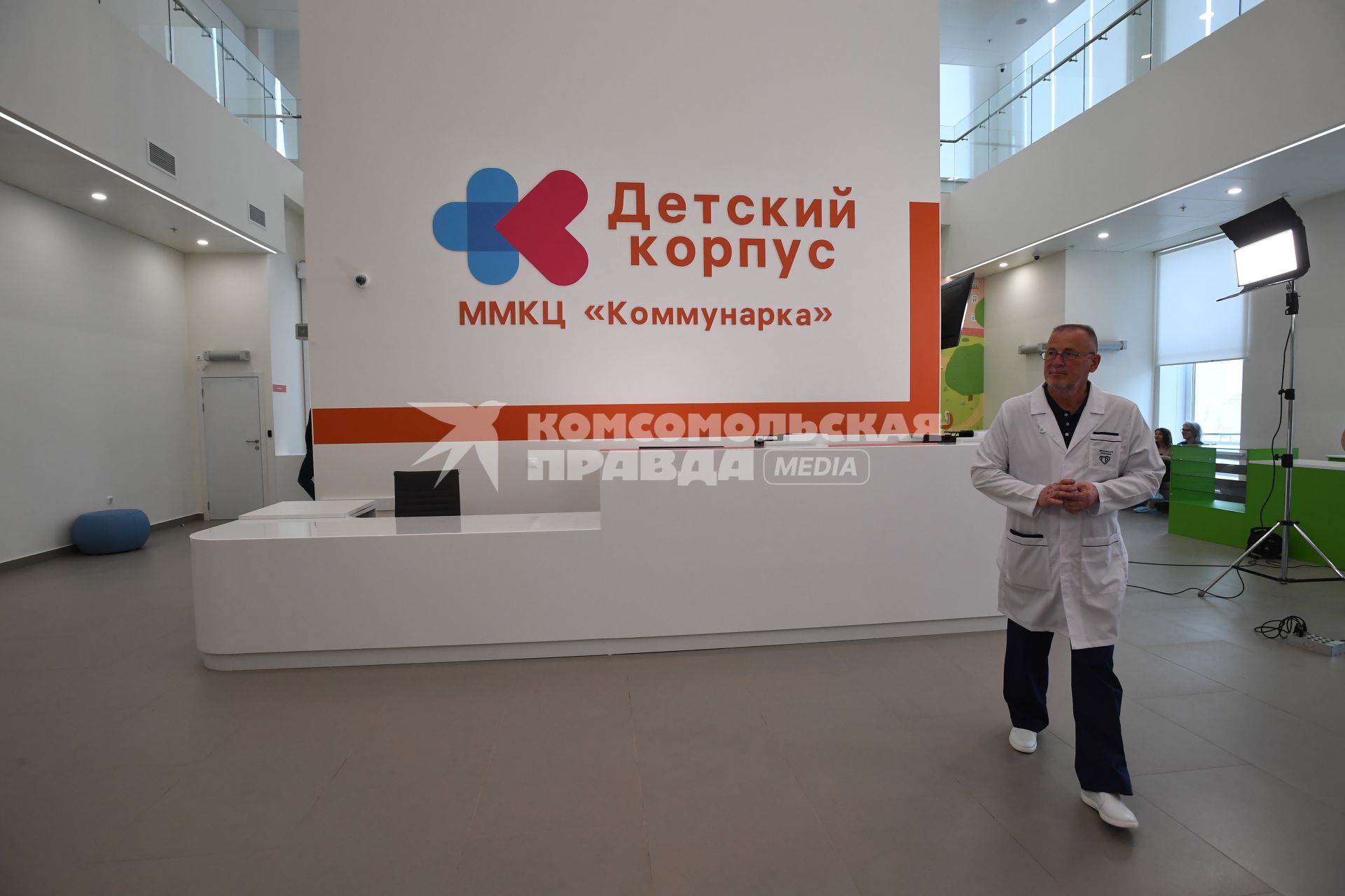 Москва. Медицинский сотрудник в здании открывшегося детского корпуса многопрофильного клинического центра `Коммунарка` .