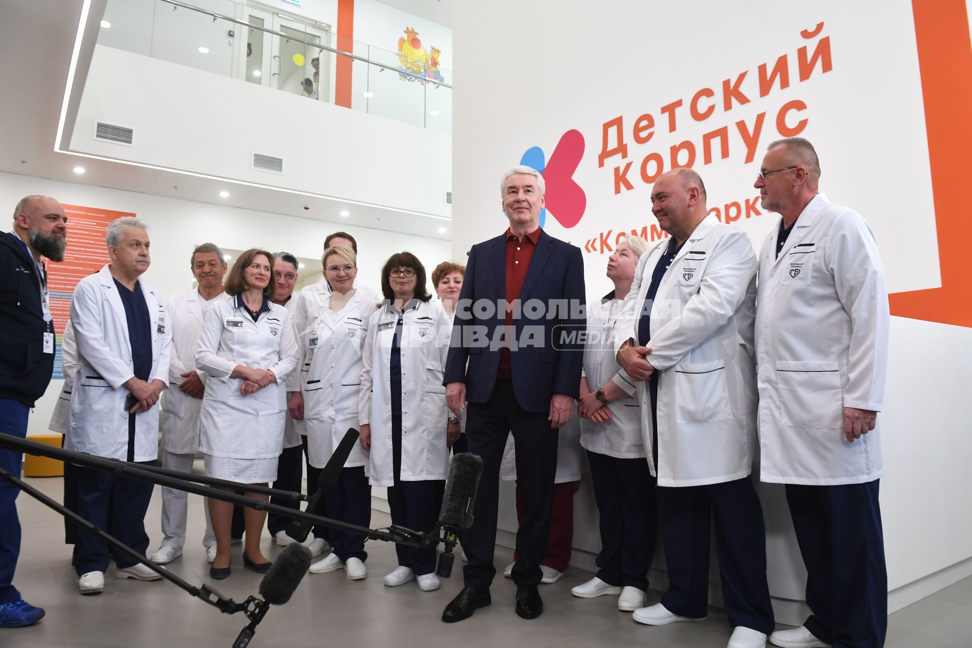 Москва. Мэр Москвы Сергей Собянин (в центре) и медицинские сотрудники на открытии детского корпуса многопрофильного клинического центра `Коммунарка` .