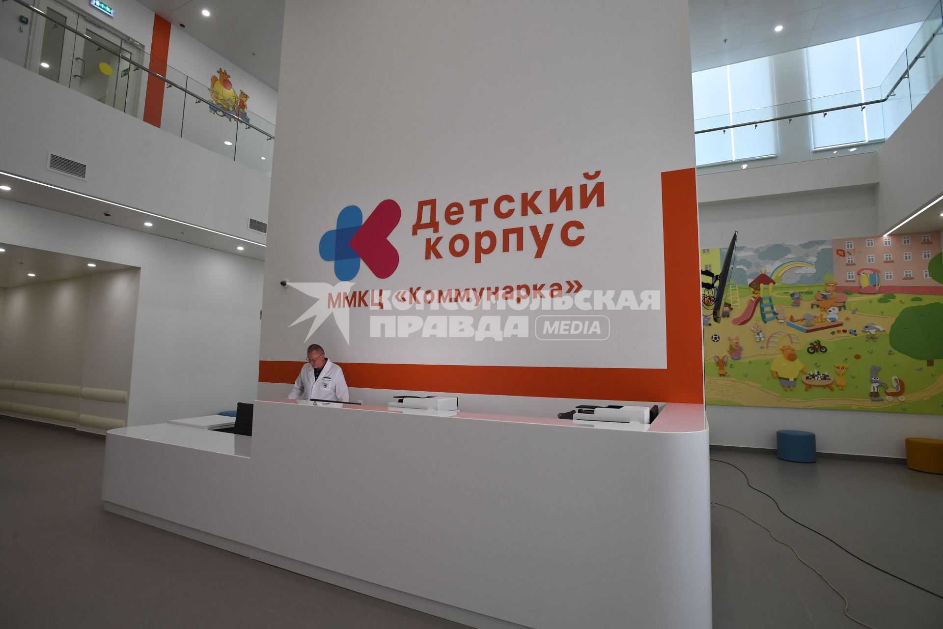 Москва. Медицинский сотрудник в здании открывшегося детского корпуса многопрофильного клинического центра `Коммунарка` .