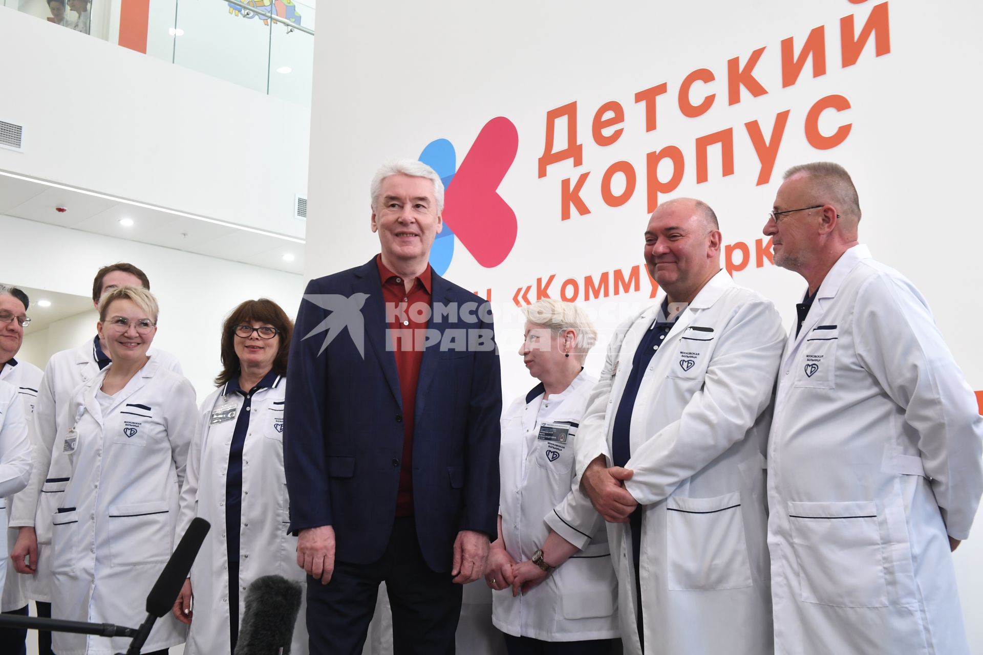 Москва. Мэр Москвы Сергей Собянин (в центре) и медицинские сотрудники на открытии детского корпуса многопрофильного клинического центра `Коммунарка` .