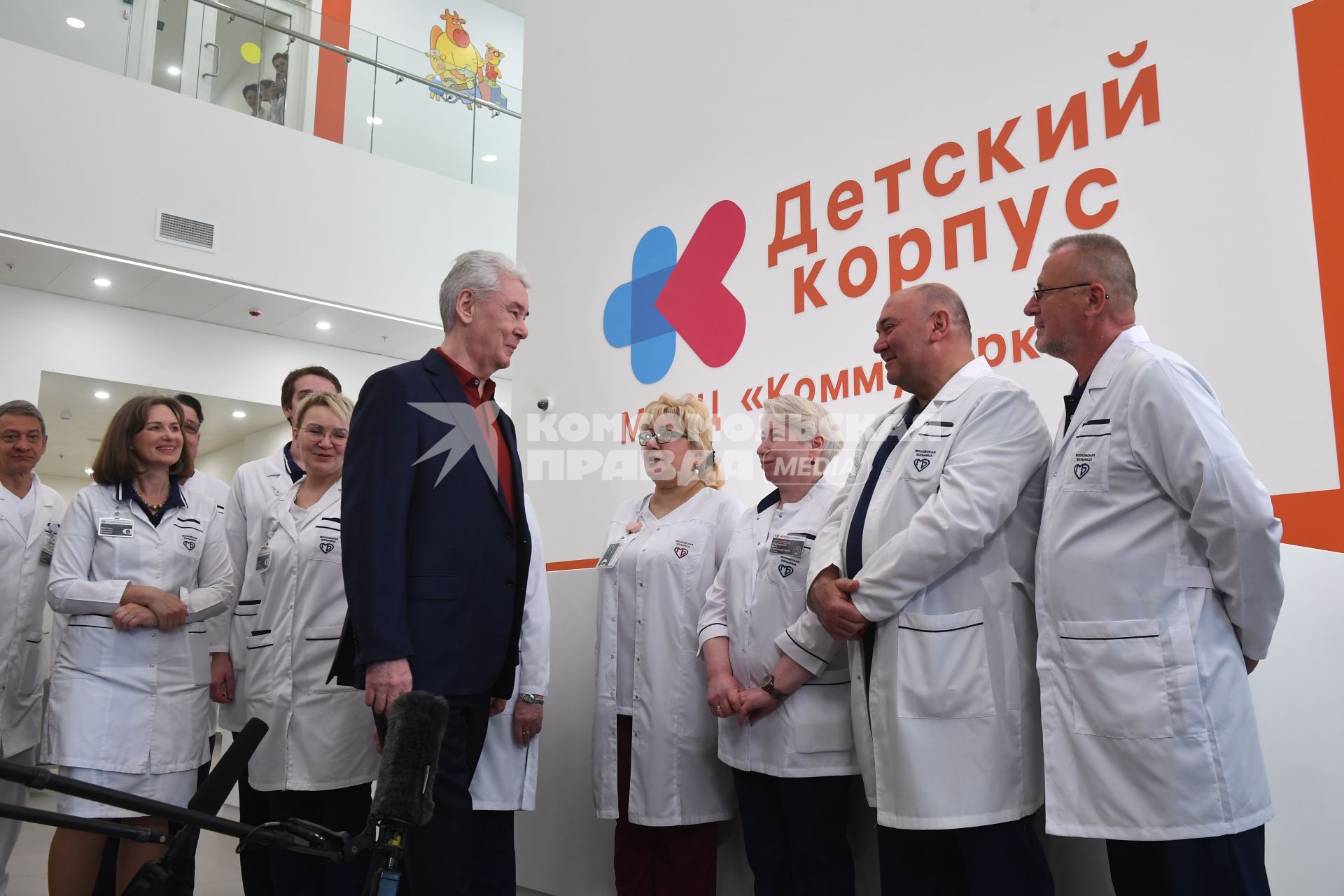 Москва. Мэр Москвы Сергей Собянин (в центре) и медицинские сотрудники на открытии детского корпуса многопрофильного клинического центра `Коммунарка` .