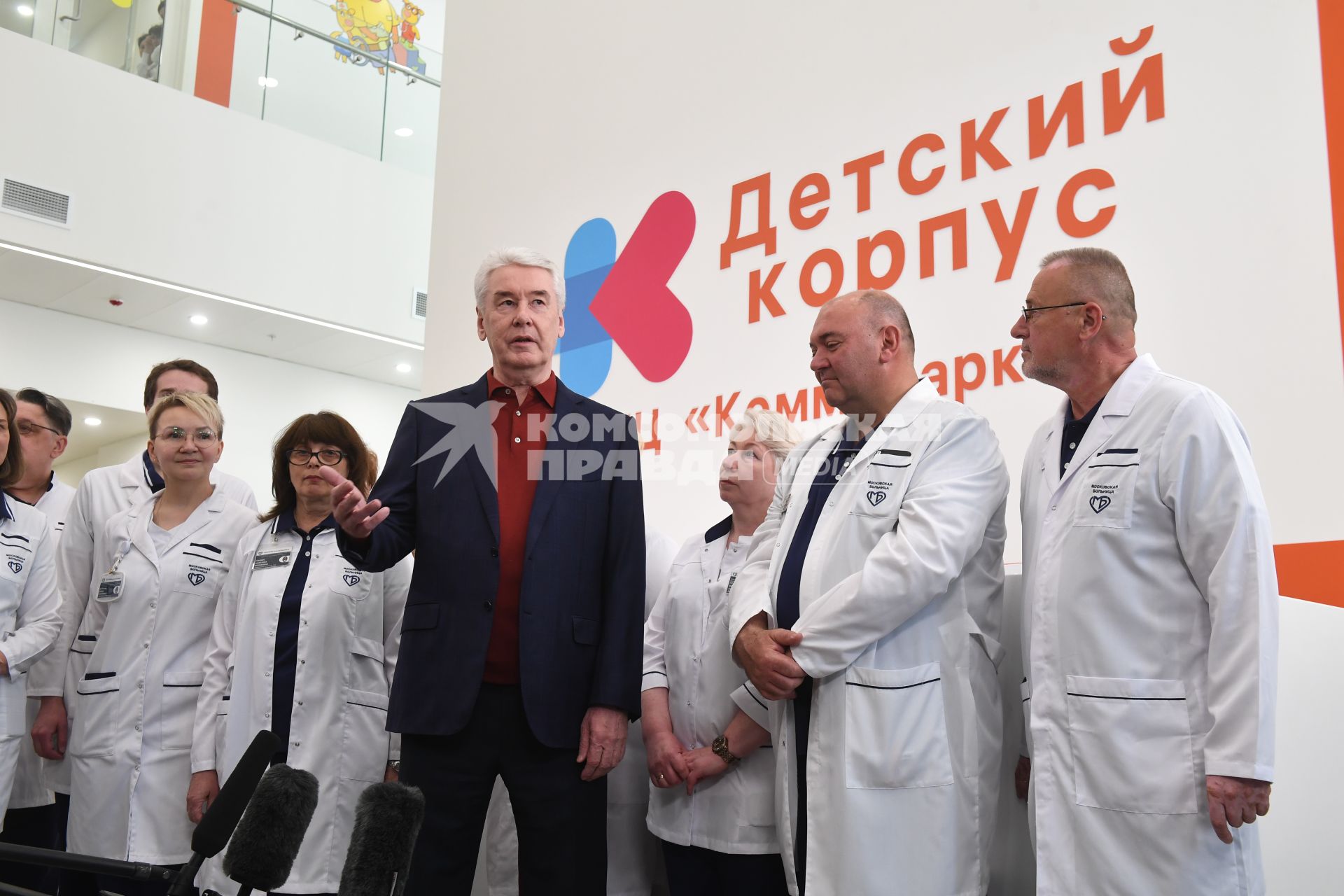 Москва. Мэр Москвы Сергей Собянин (в центре) и медицинские сотрудники на открытии детского корпуса многопрофильного клинического центра `Коммунарка` .