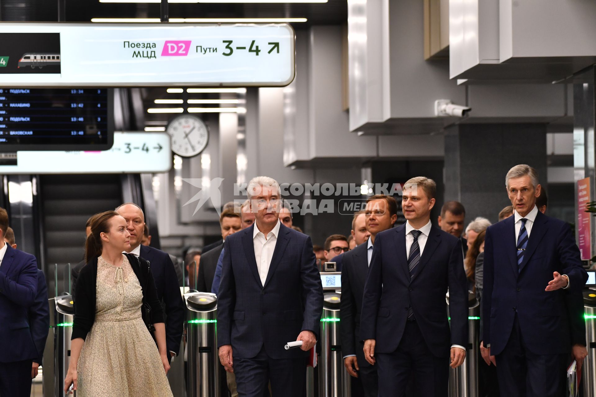 Москва. Мэр Москвы Сергей Собянин (в центре), заместитель мэра Москвы по вопросам транспорта, руководитель Департамента транспорта и дорожно-транспортной инфраструктуры города Москвы Максим Ликсутов (третий справа) и генеральный директор - председатель правления ОАО `РЖД` Олег Белозеров (второй справа) во время осмотра объектов инфраструктуры строящегося четвертого Московского центрального диаметра (МЦД-4) `Калужско-Нижегородский`.