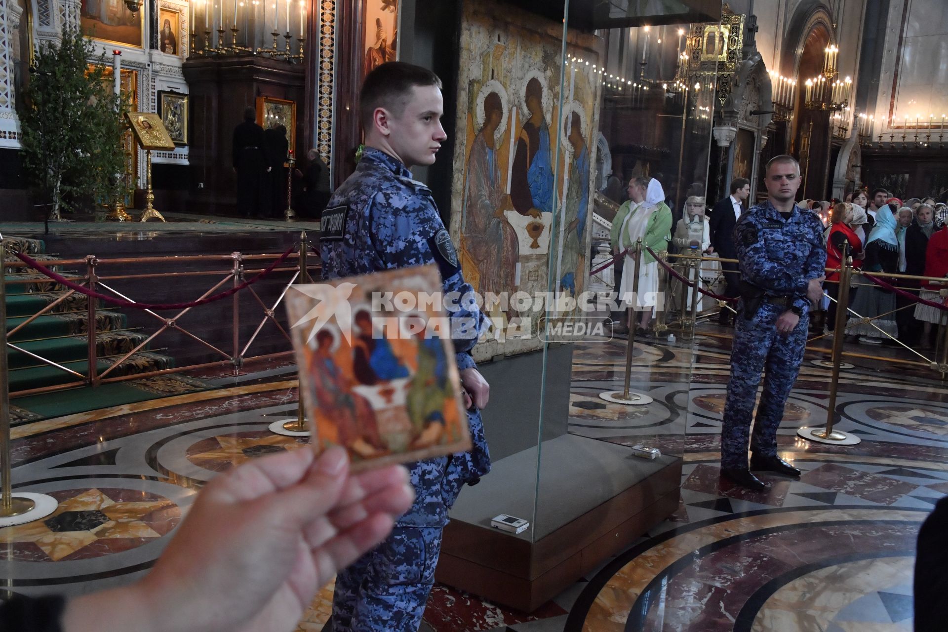 Москва. Охрана  у иконы Святой Троицы перед началом патриаршего служения по случаю принесения иконы в храм Христа Спасителя .