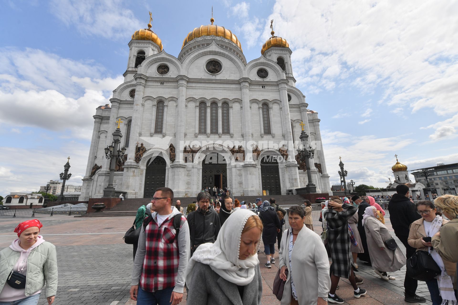 Москва. Верующие у храм Христа Спасителя.