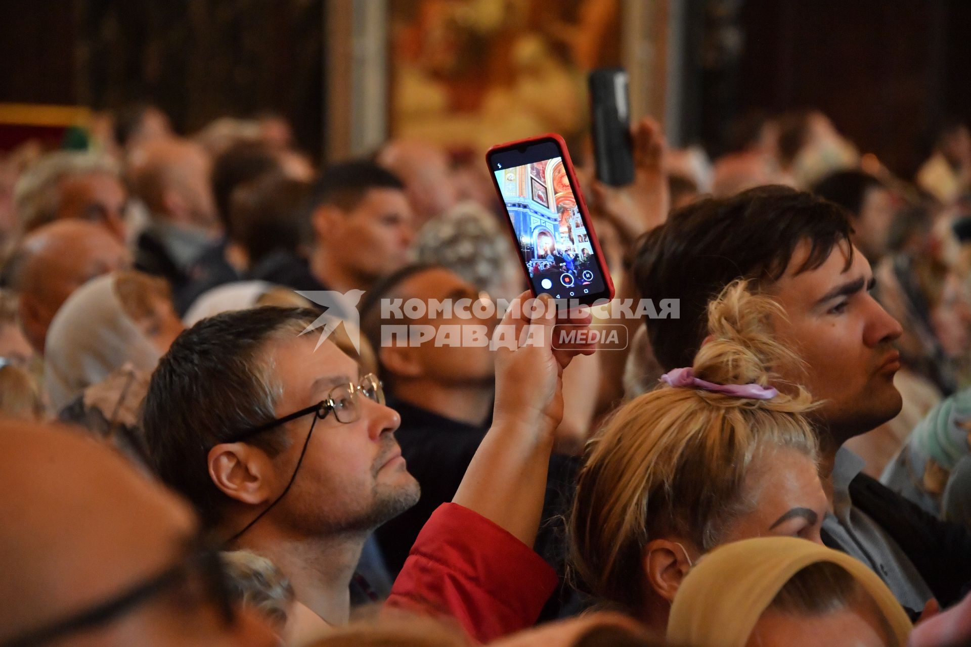 Москва. Верующие на патриаршем служении по случаю принесения иконы Святой Троицы в храм Христа Спасителя.