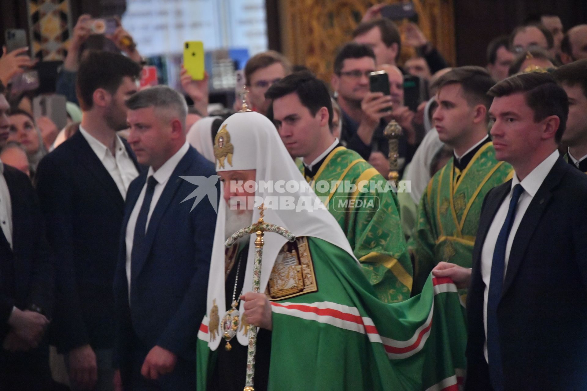 Москва.  Патриарх Московский и всея Руси Кирилл на патриаршем служении по случаю принесения иконы Святой Троицы в храм Христа Спасителя.