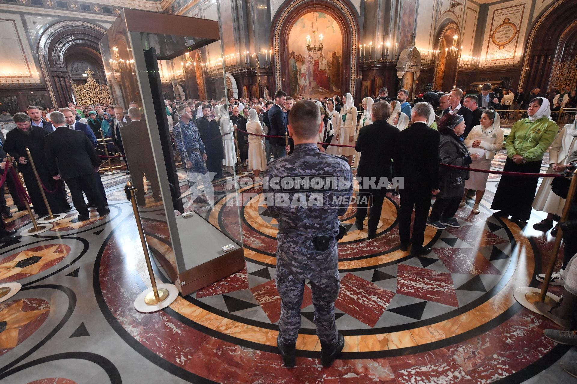 Москва. Охрана  у иконы Святой Троицы перед началом патриаршего служения по случаю принесения иконы в храм Христа Спасителя .