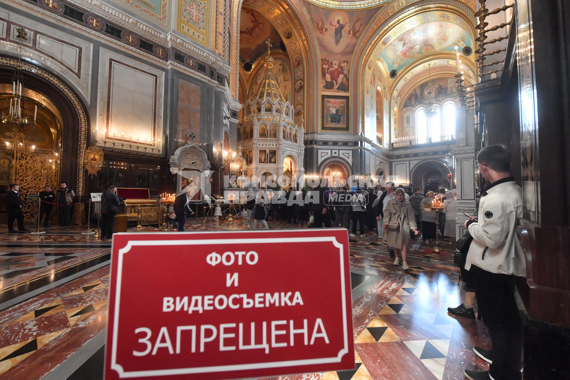 Москва. Верующие в храме Христа Спасителя .