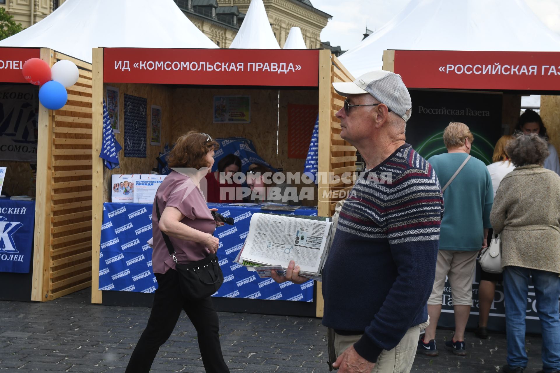 Москва. Стенд Издательского дома `Комсомольская правда` на IX ежегодном книжном фестивале `Красная площадь`.