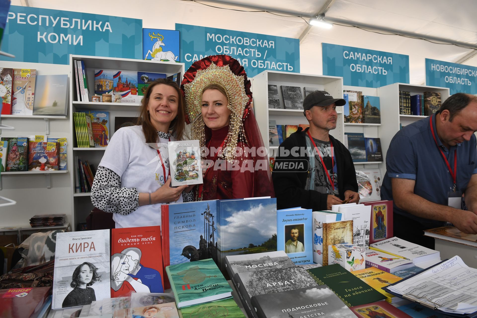 Москва. Стенд издателей из Республики Коми на IX ежегодном книжном фестивале `Красная площадь`.