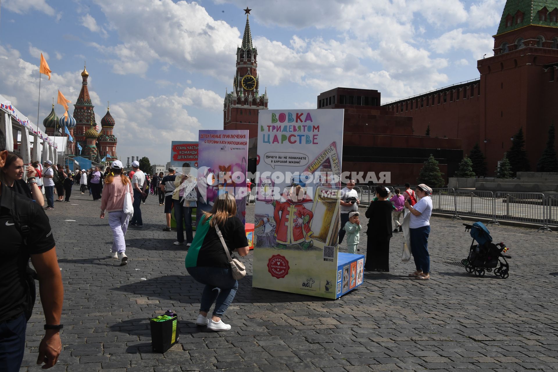 Москва. Тантамареска мультфильма `Вовка в тридевятом царстве` на IX ежегодном книжном фестивале `Красная площадь`.