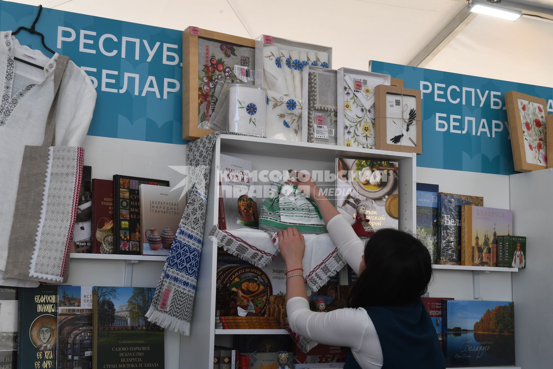 Москва. Стенд издателей из Республики Беларусь на IX ежегодном книжном фестивале `Красная площадь`.